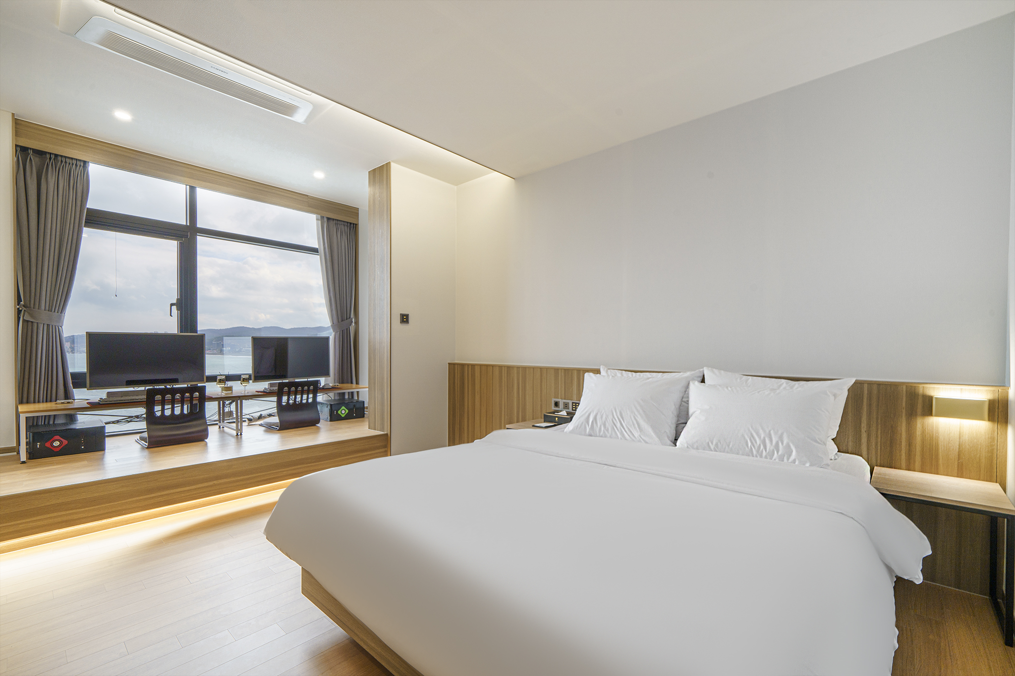 프리미엄 커플 PC 에메랄드 오션뷰(고사양 게임가능PC 2대+에어드레서+넷플릭스)