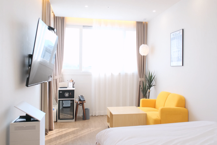 room detail thumbnail 2