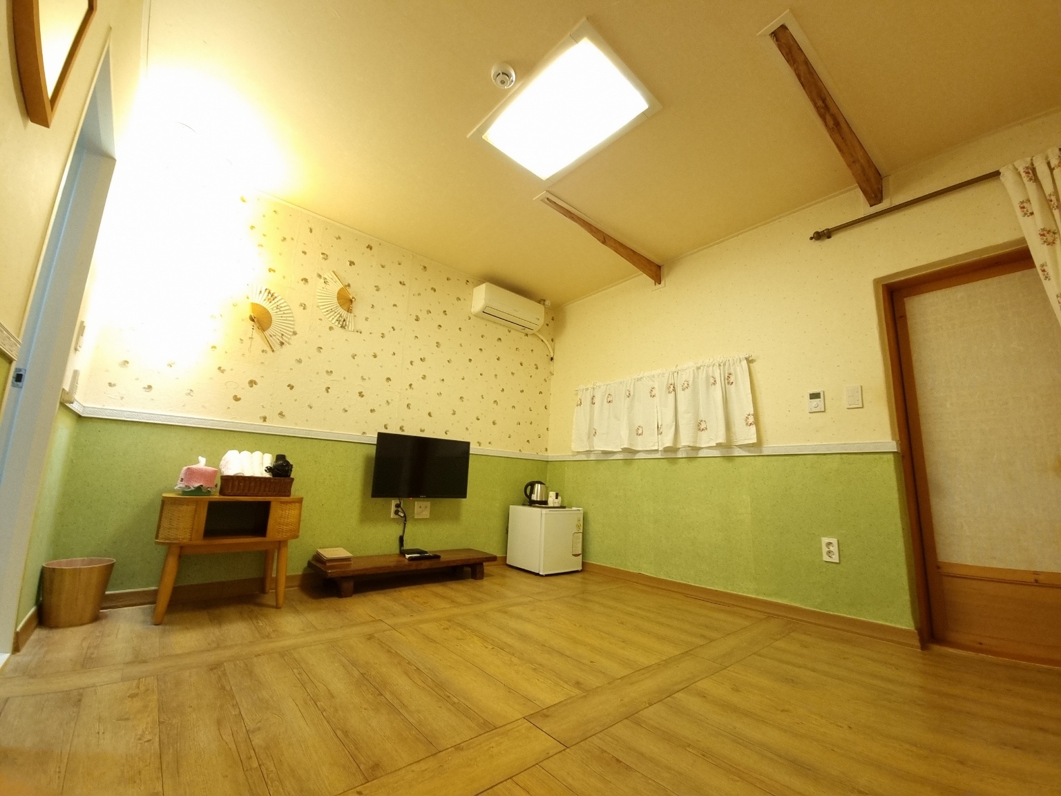 room detail thumbnail 1