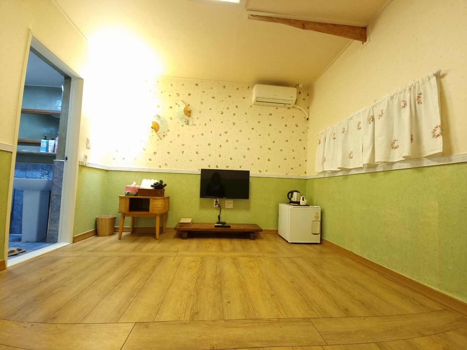 room detail thumbnail 2