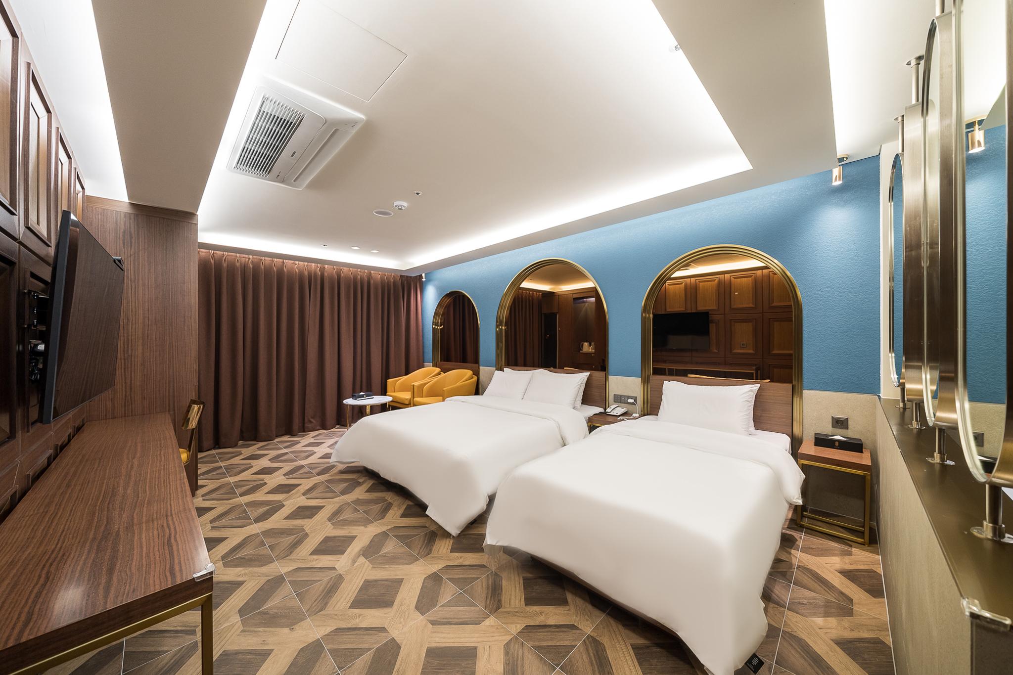 room detail thumbnail 1