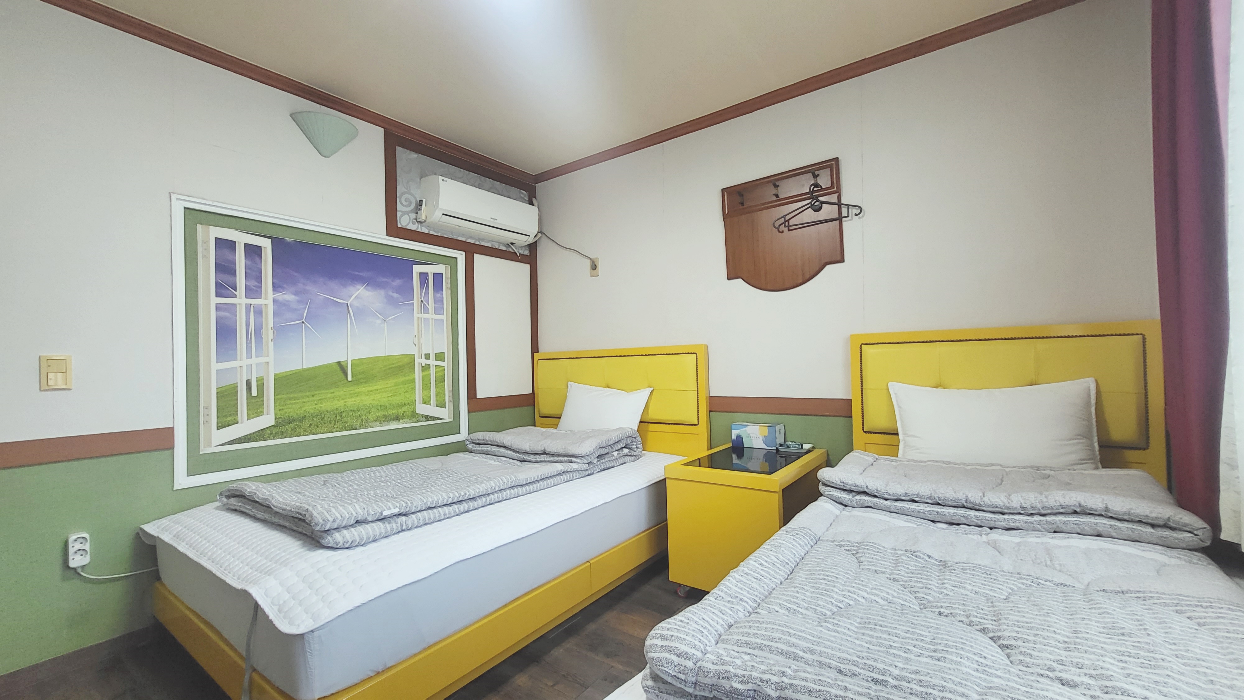 room detail thumbnail 1