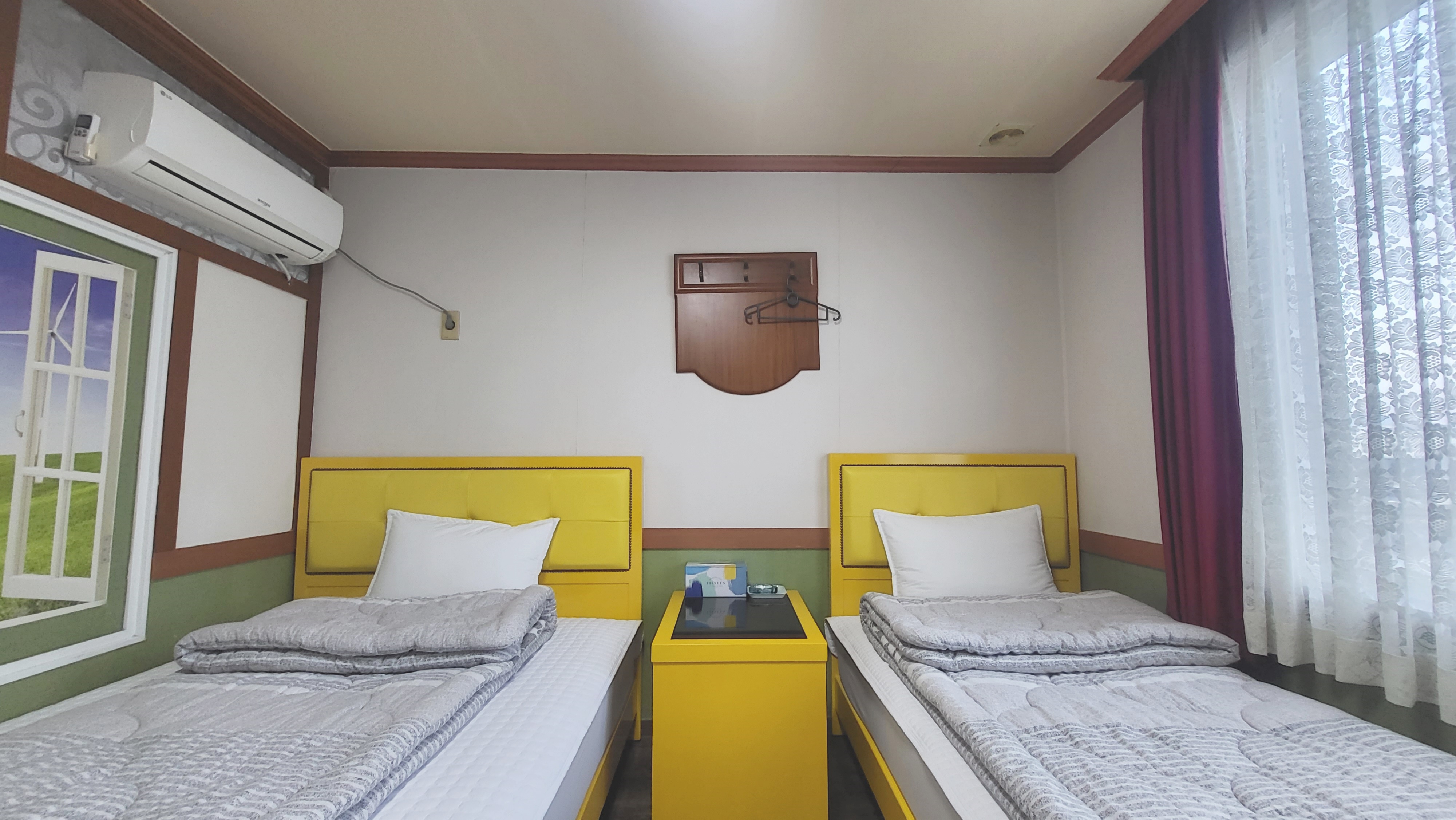 room detail thumbnail 2