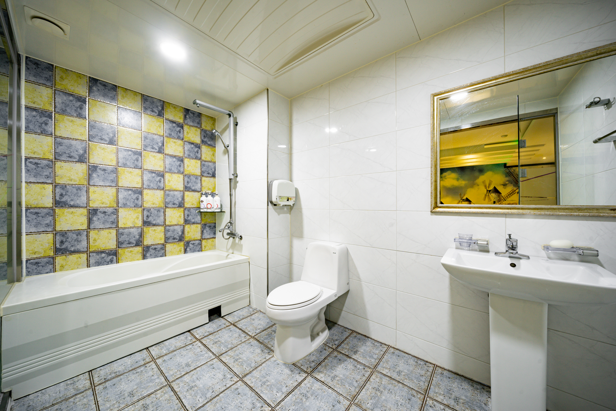 room detail thumbnail 2