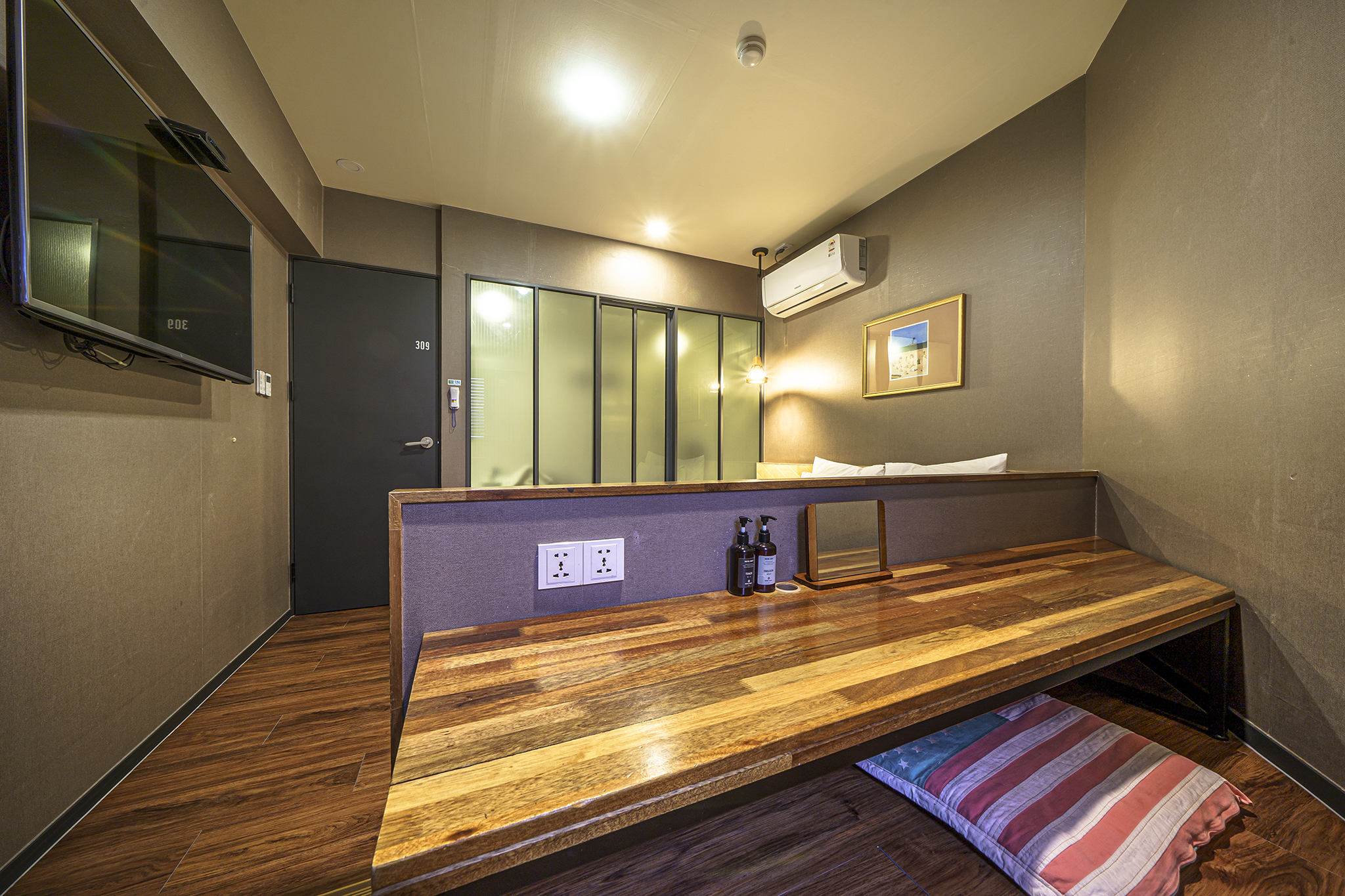 room detail thumbnail 2