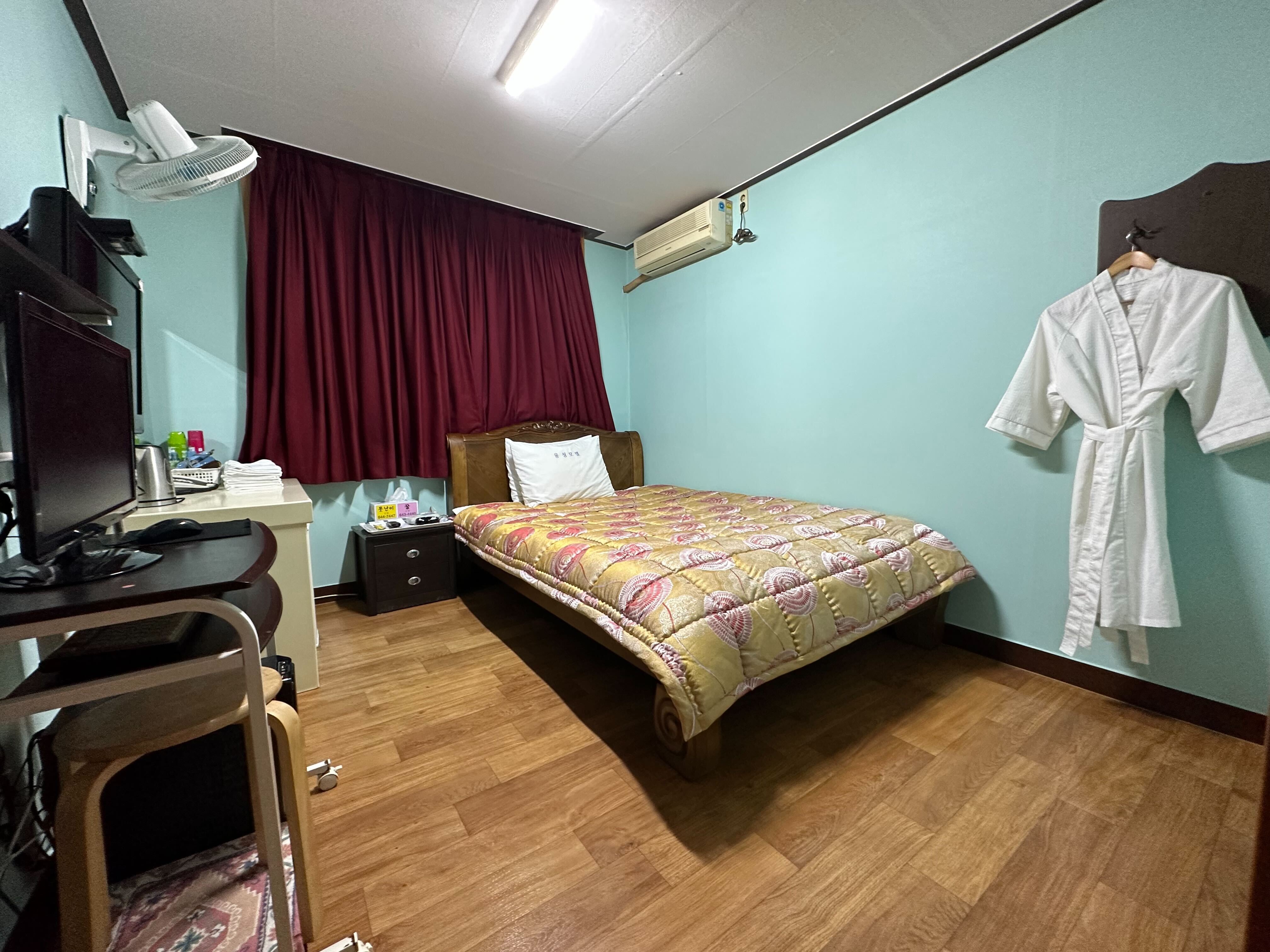 room detail thumbnail 2