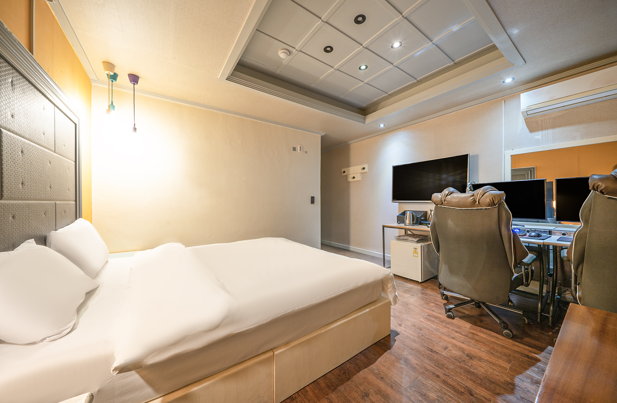 room detail thumbnail 2