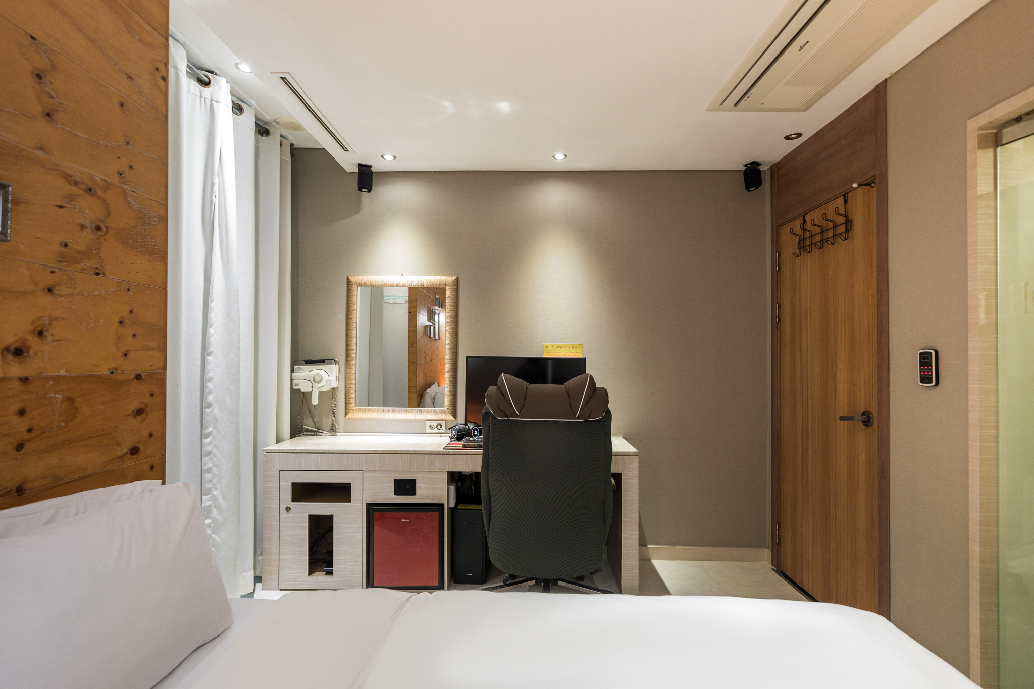 room detail thumbnail 2