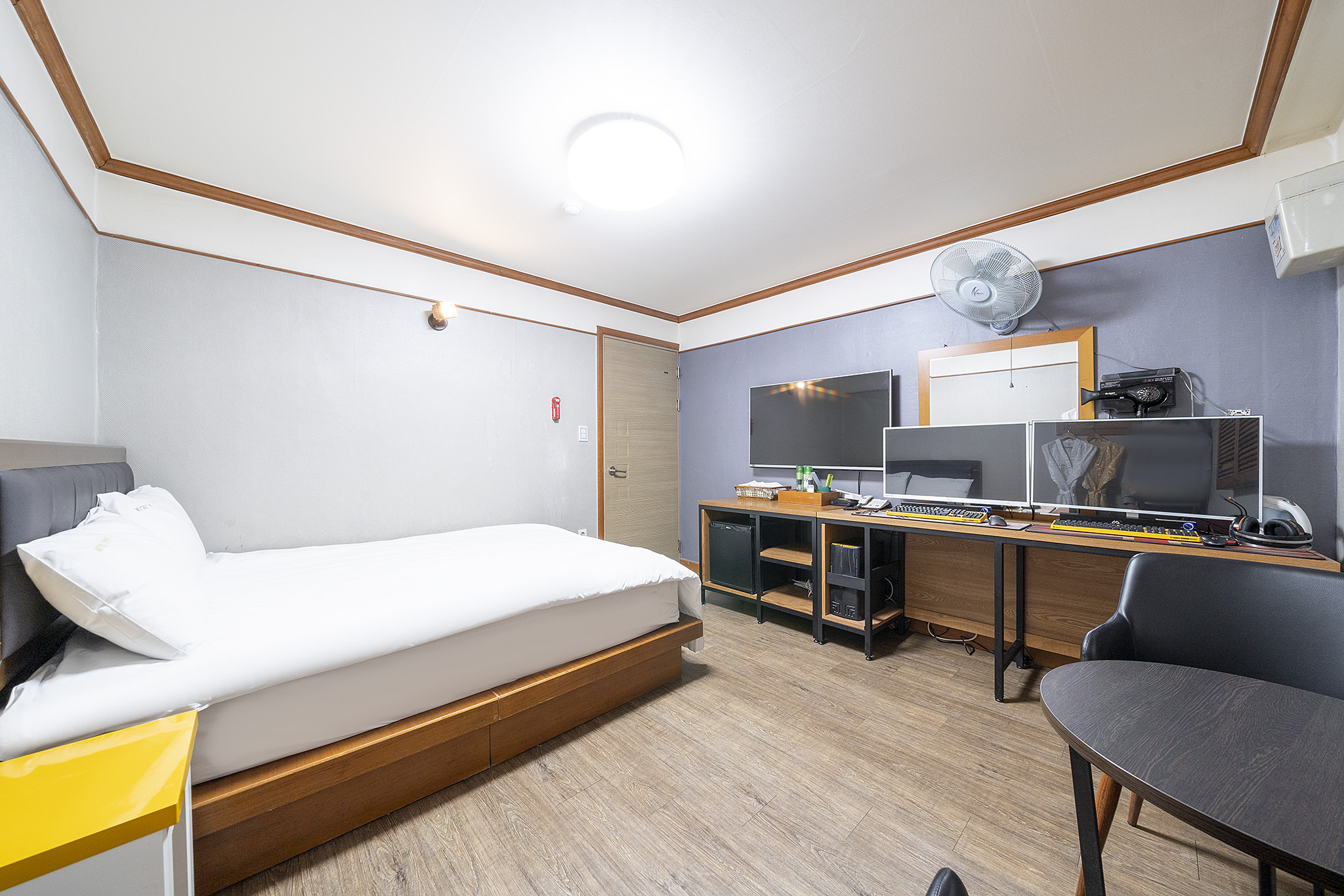 room detail thumbnail 2