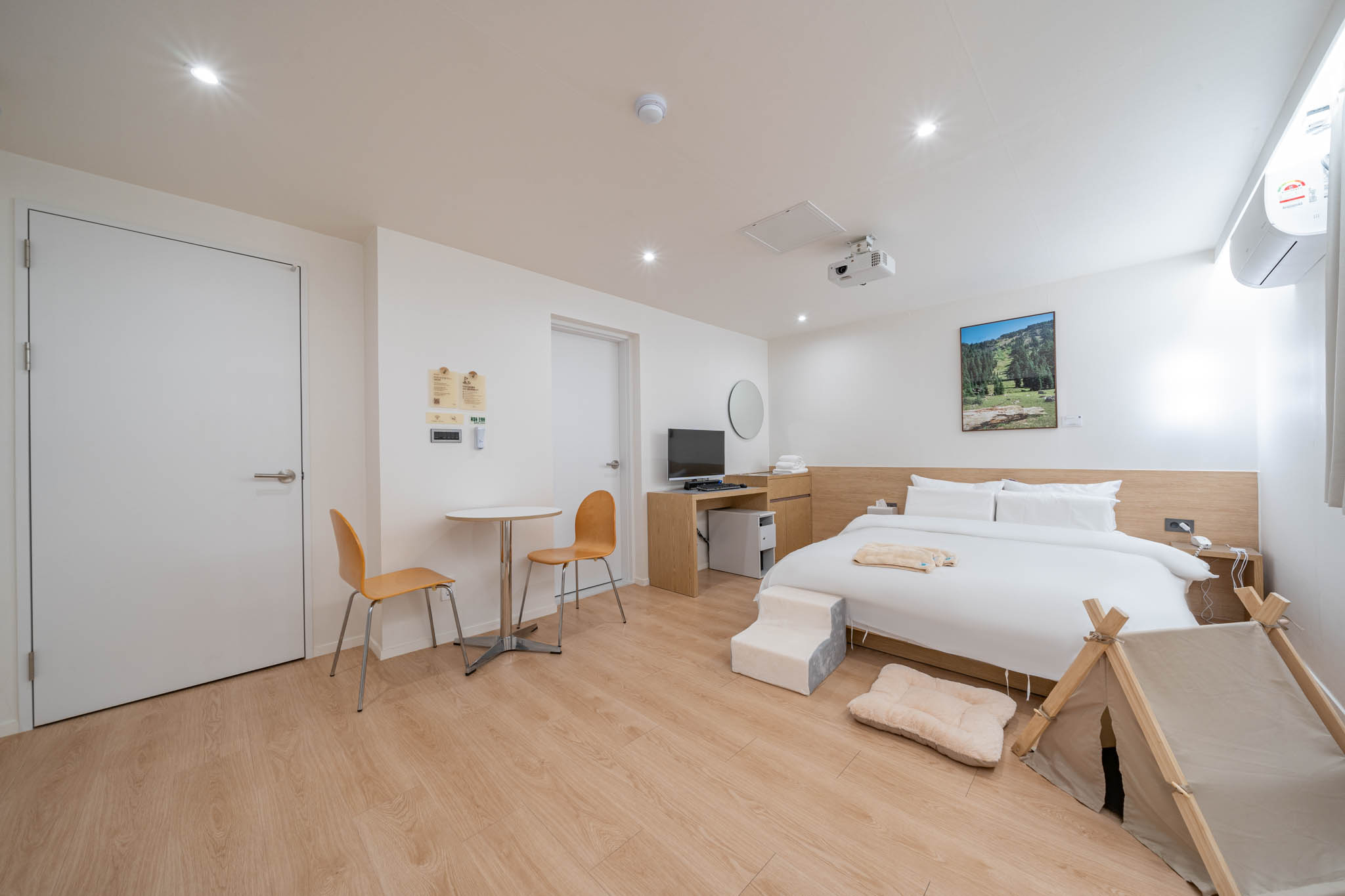 room detail thumbnail 1