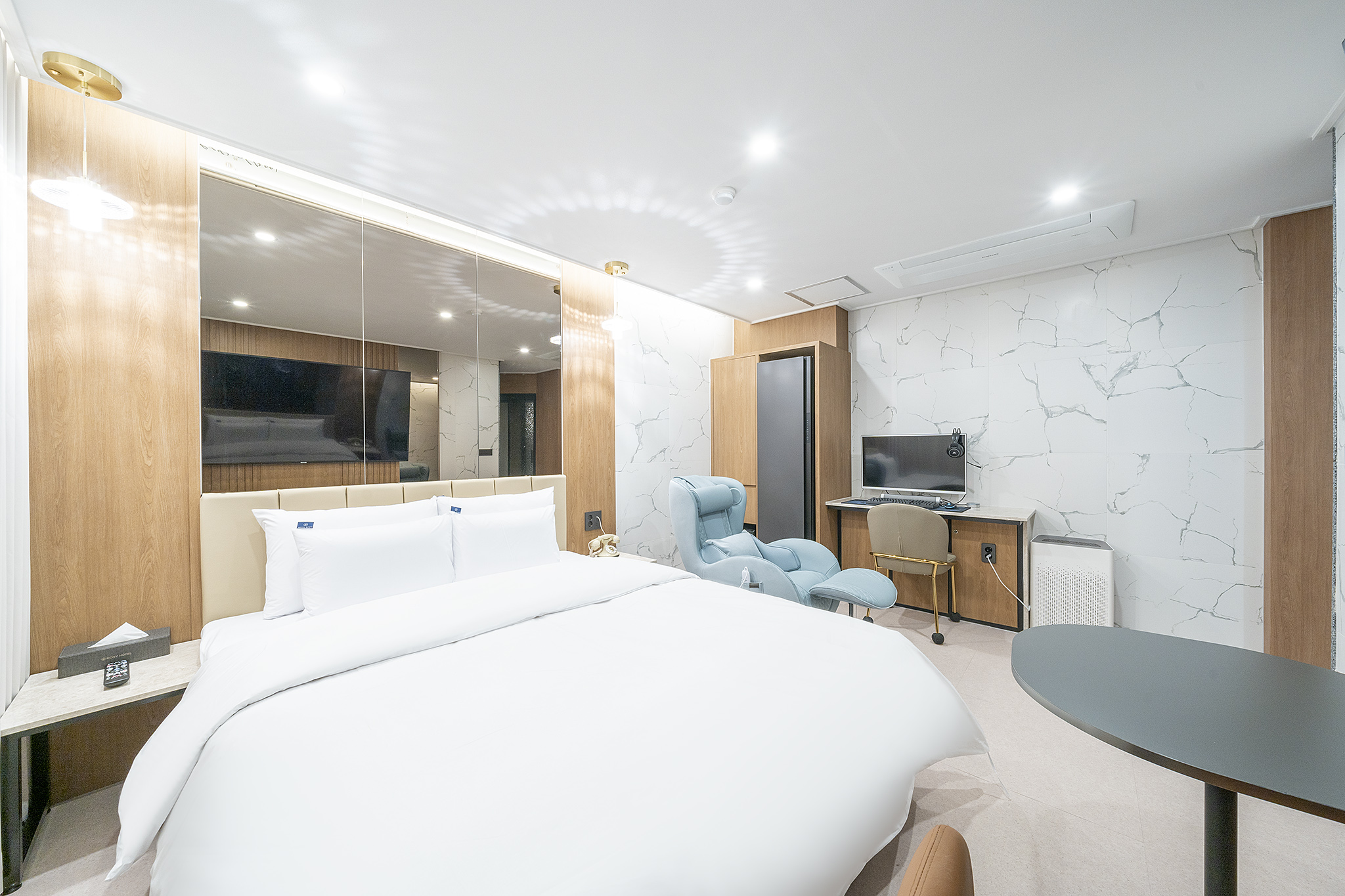 room detail thumbnail 2