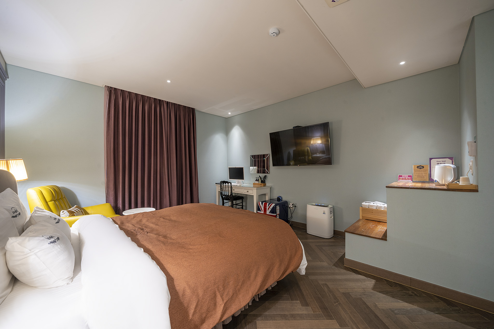 room detail thumbnail 2