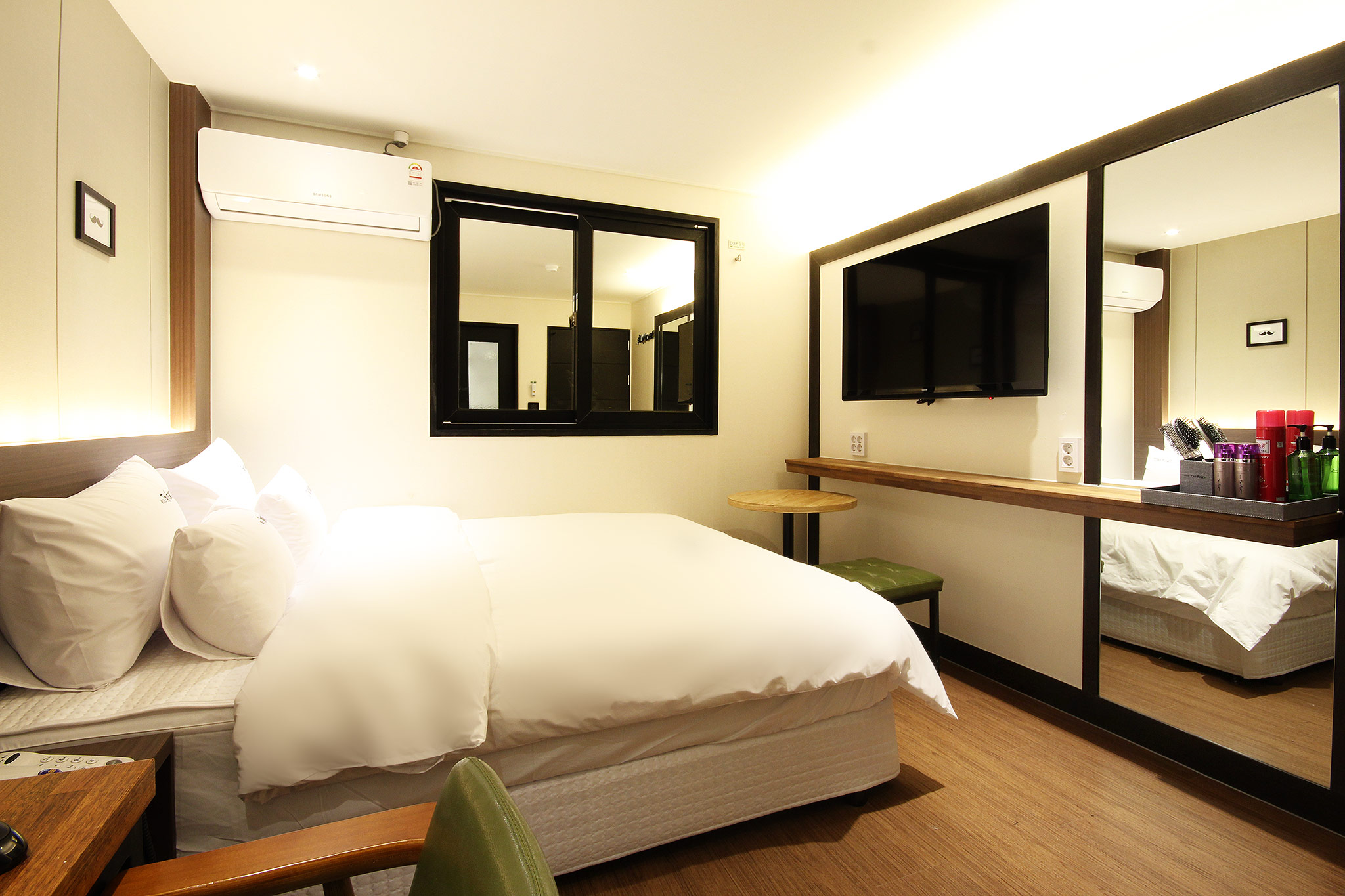 room detail thumbnail 2
