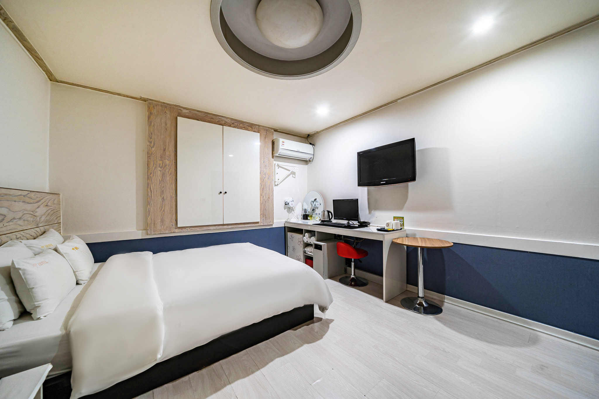 room detail thumbnail 2