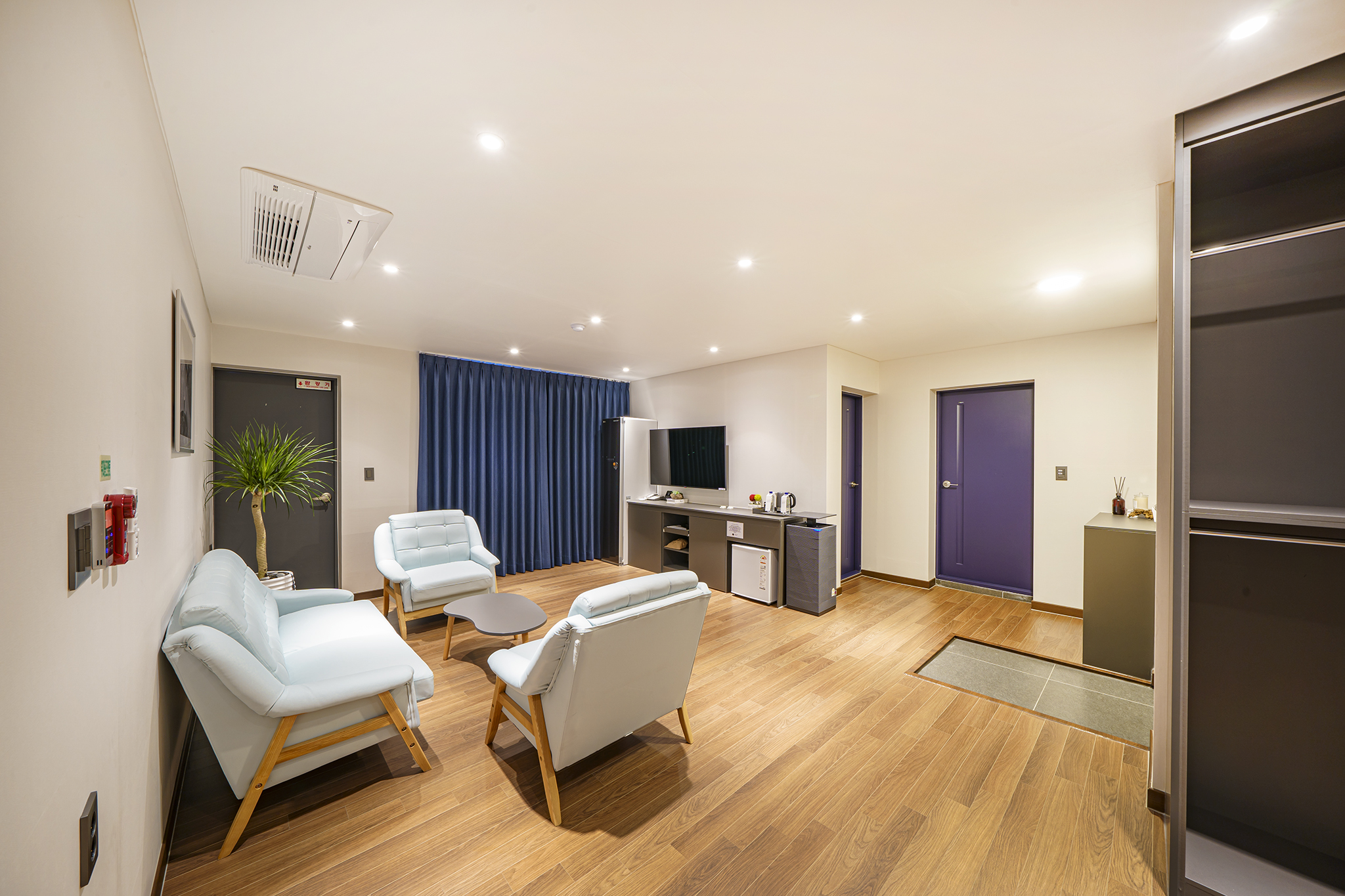 room detail thumbnail 2