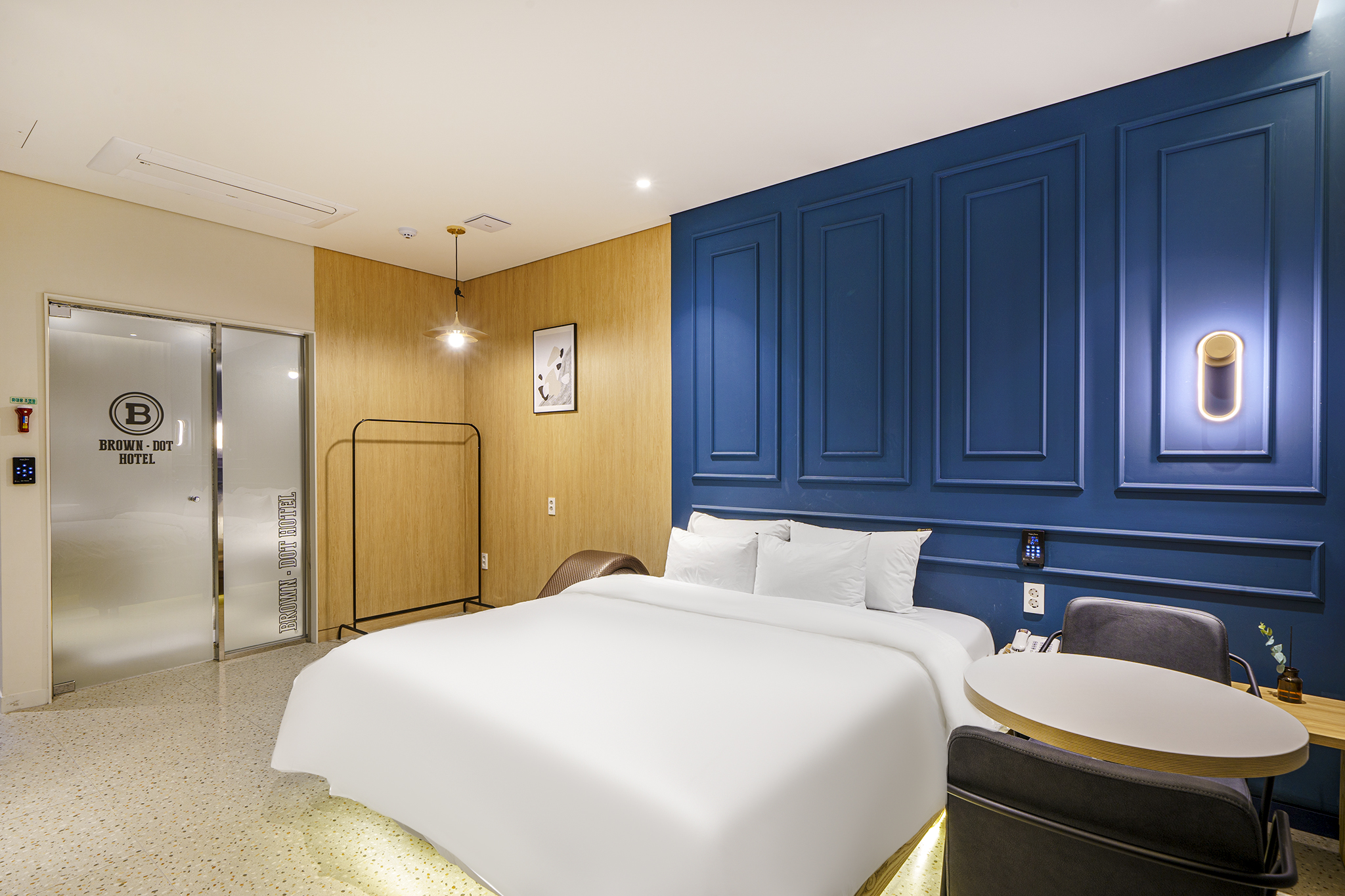 room detail thumbnail 2