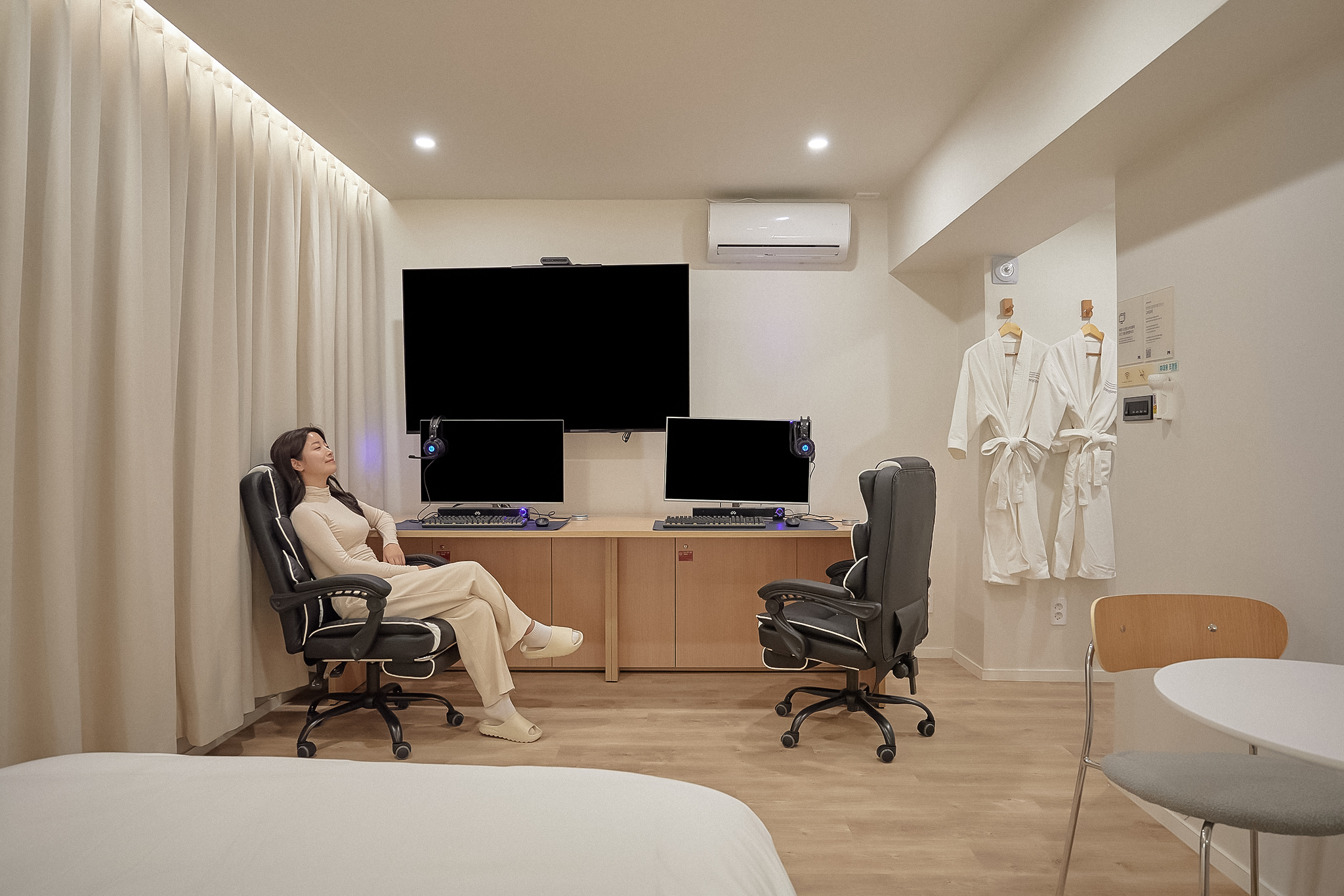 room detail thumbnail 2