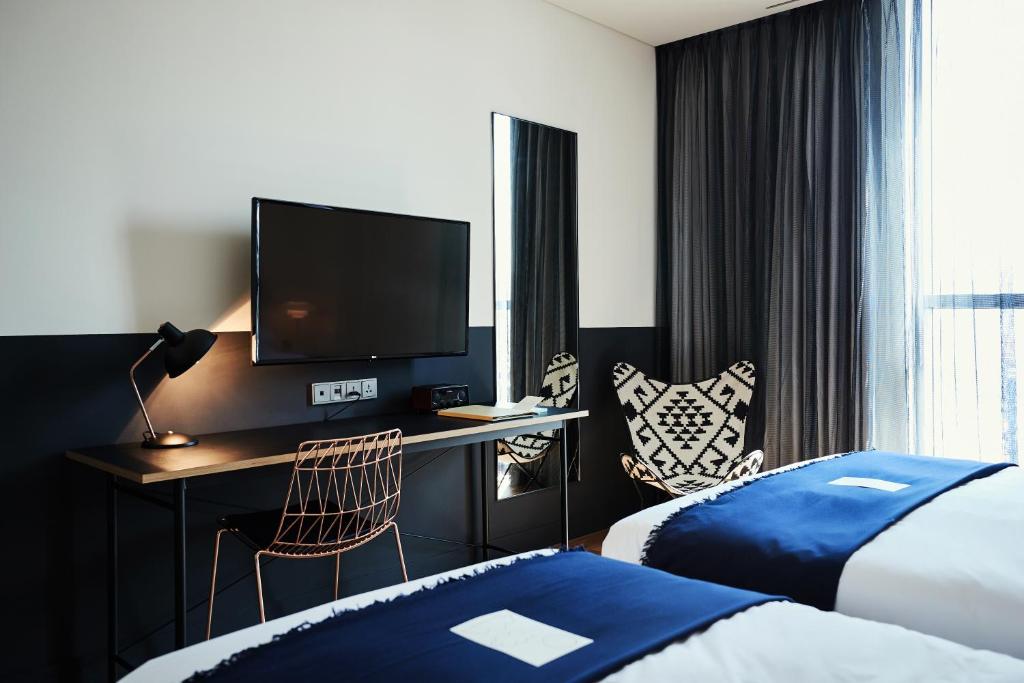 room detail thumbnail 1