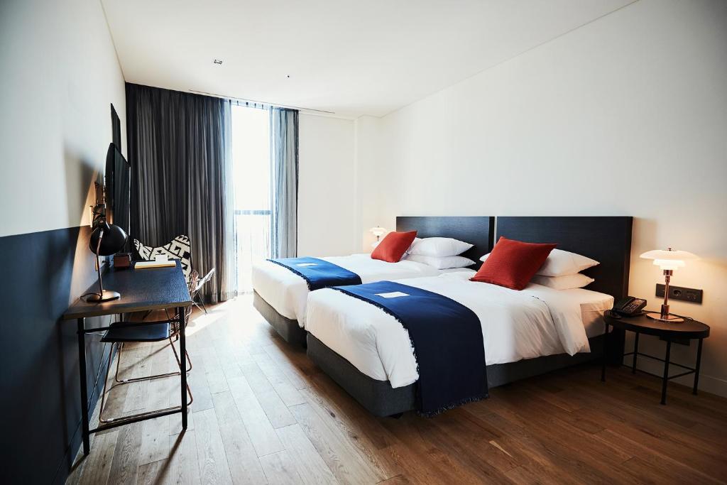 room detail thumbnail 2