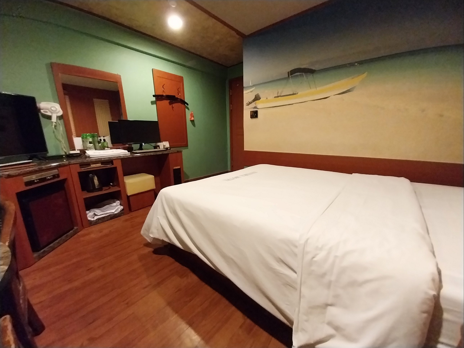 room detail thumbnail 1