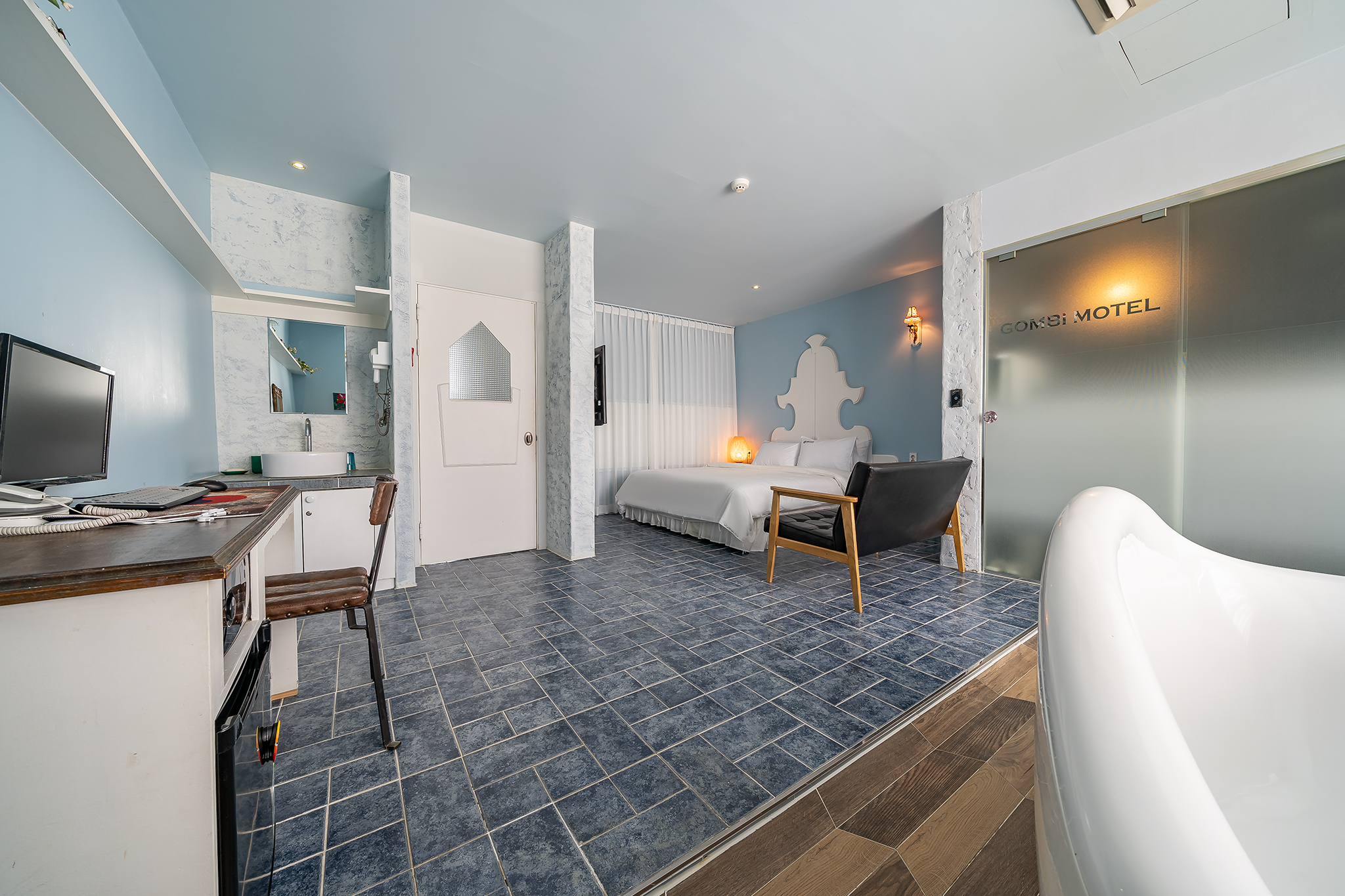 room detail thumbnail 2