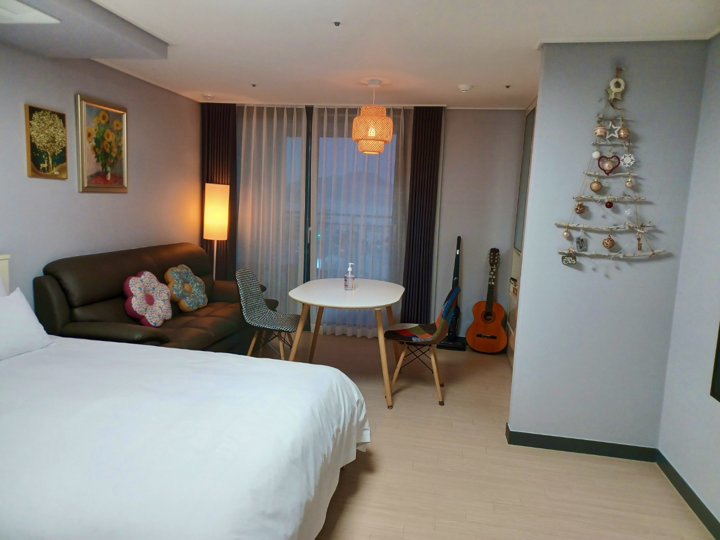 room detail thumbnail 2