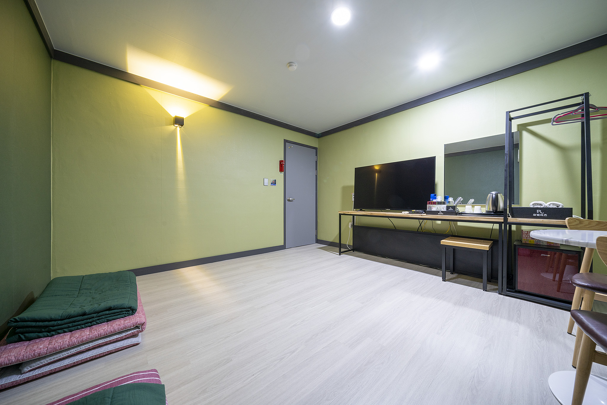 room detail thumbnail 2