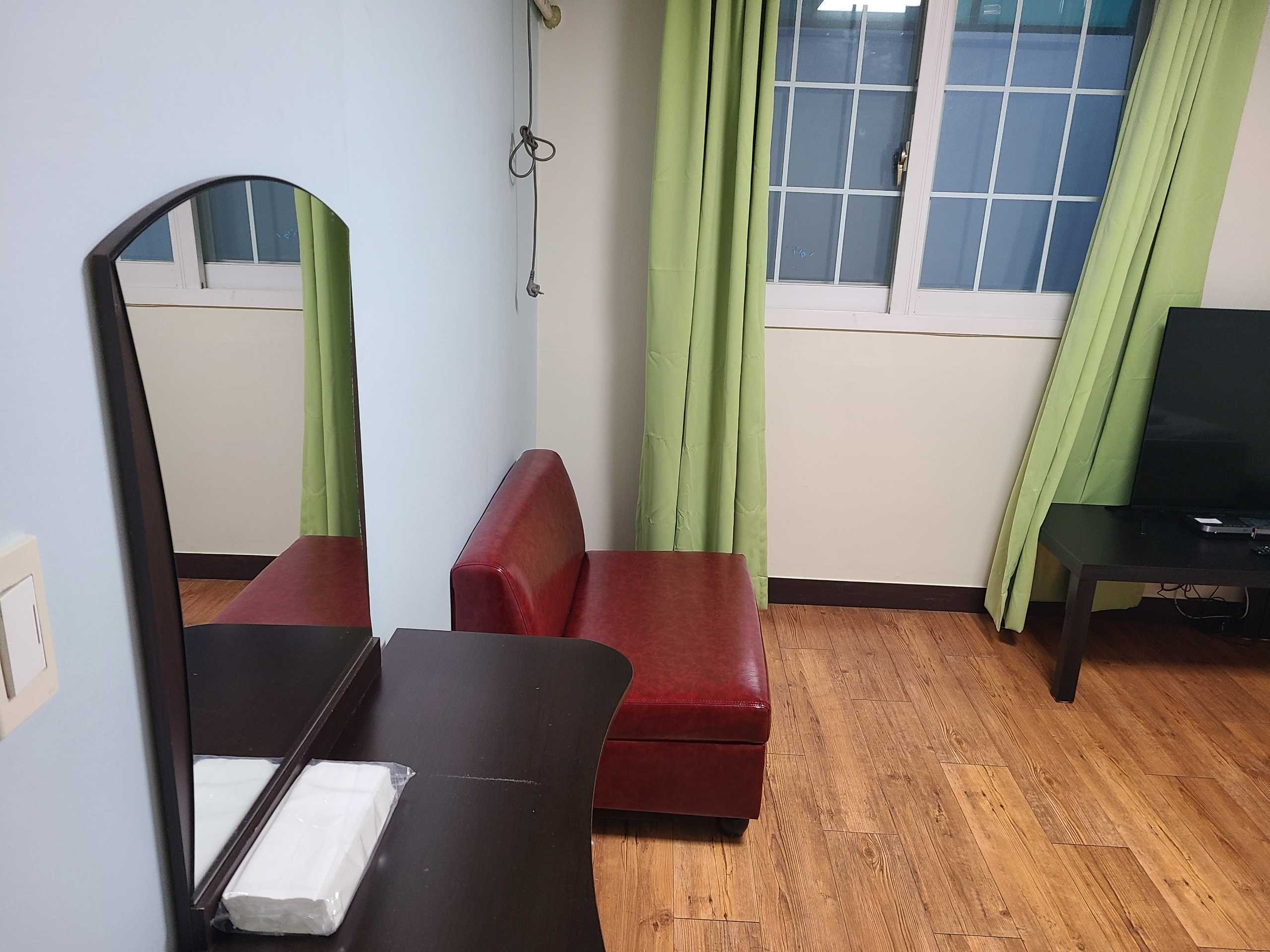 room detail thumbnail 2