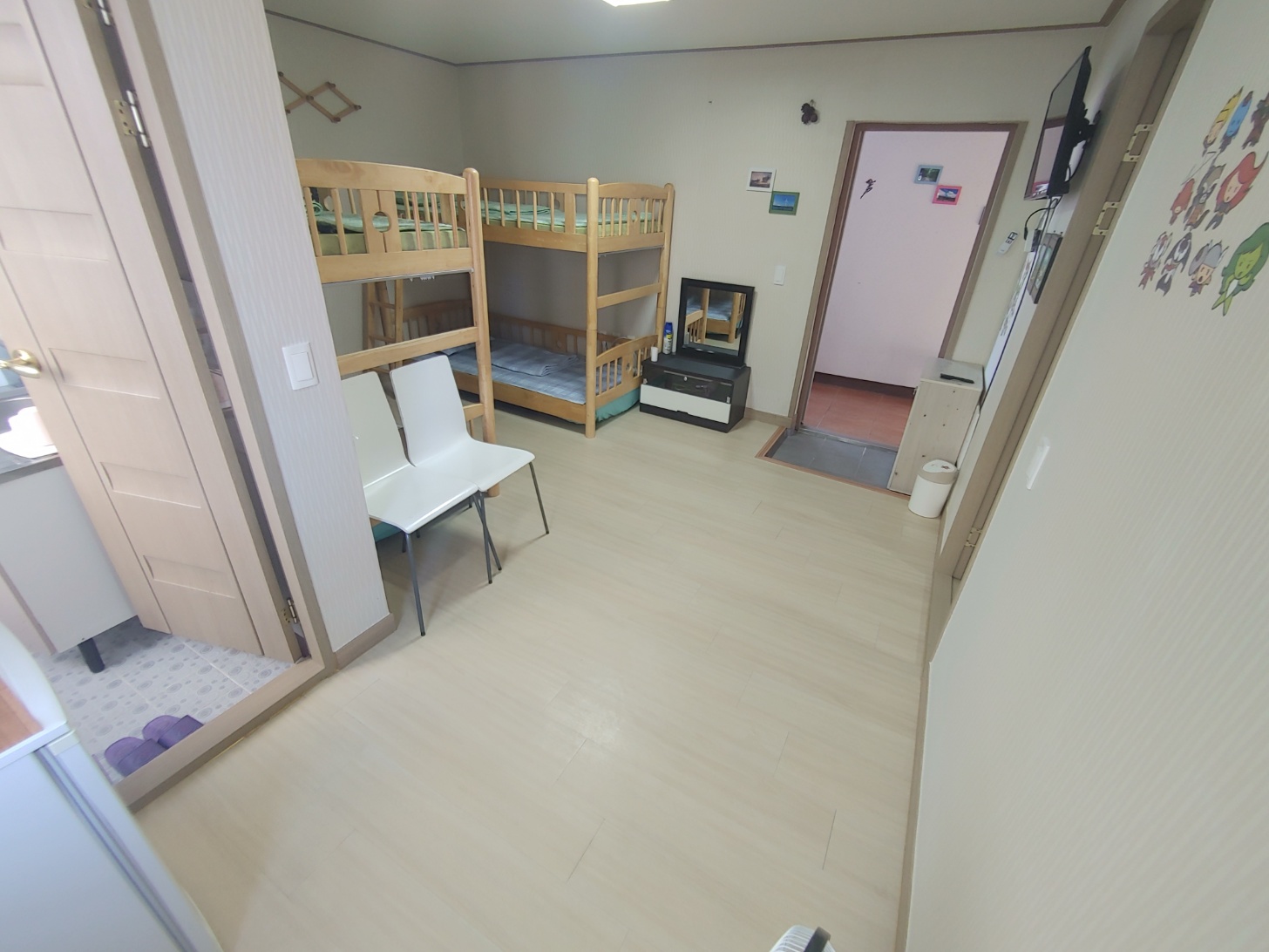 room detail thumbnail 2