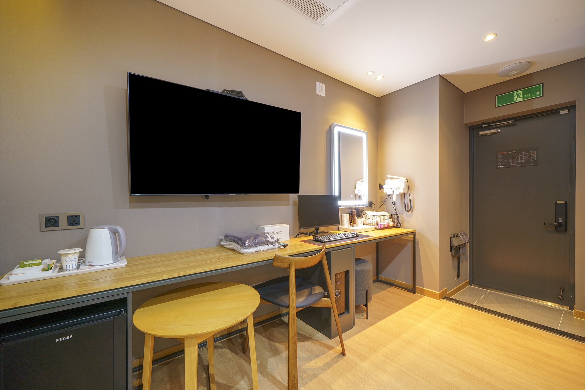 room detail thumbnail 2