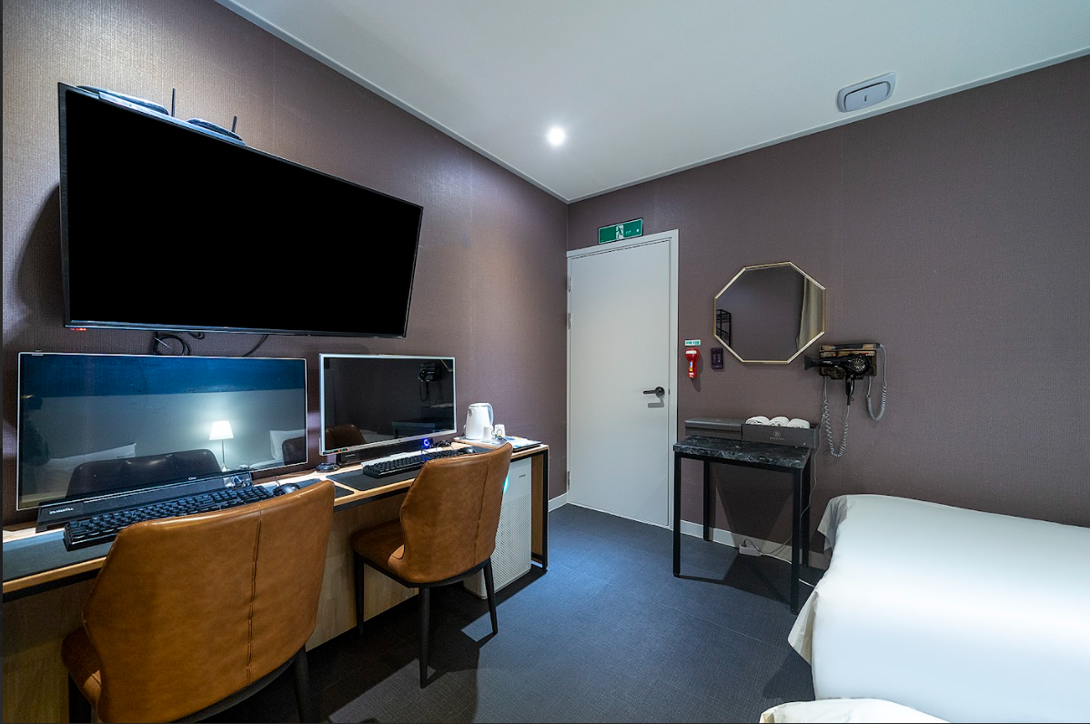 room detail thumbnail 1