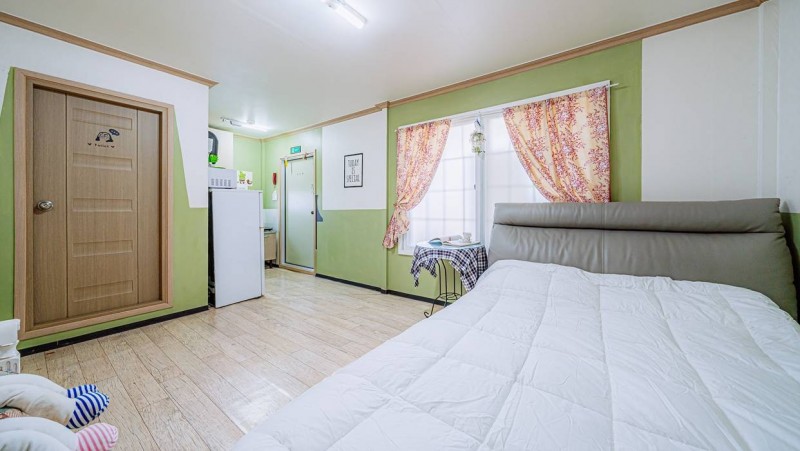 room detail thumbnail 2