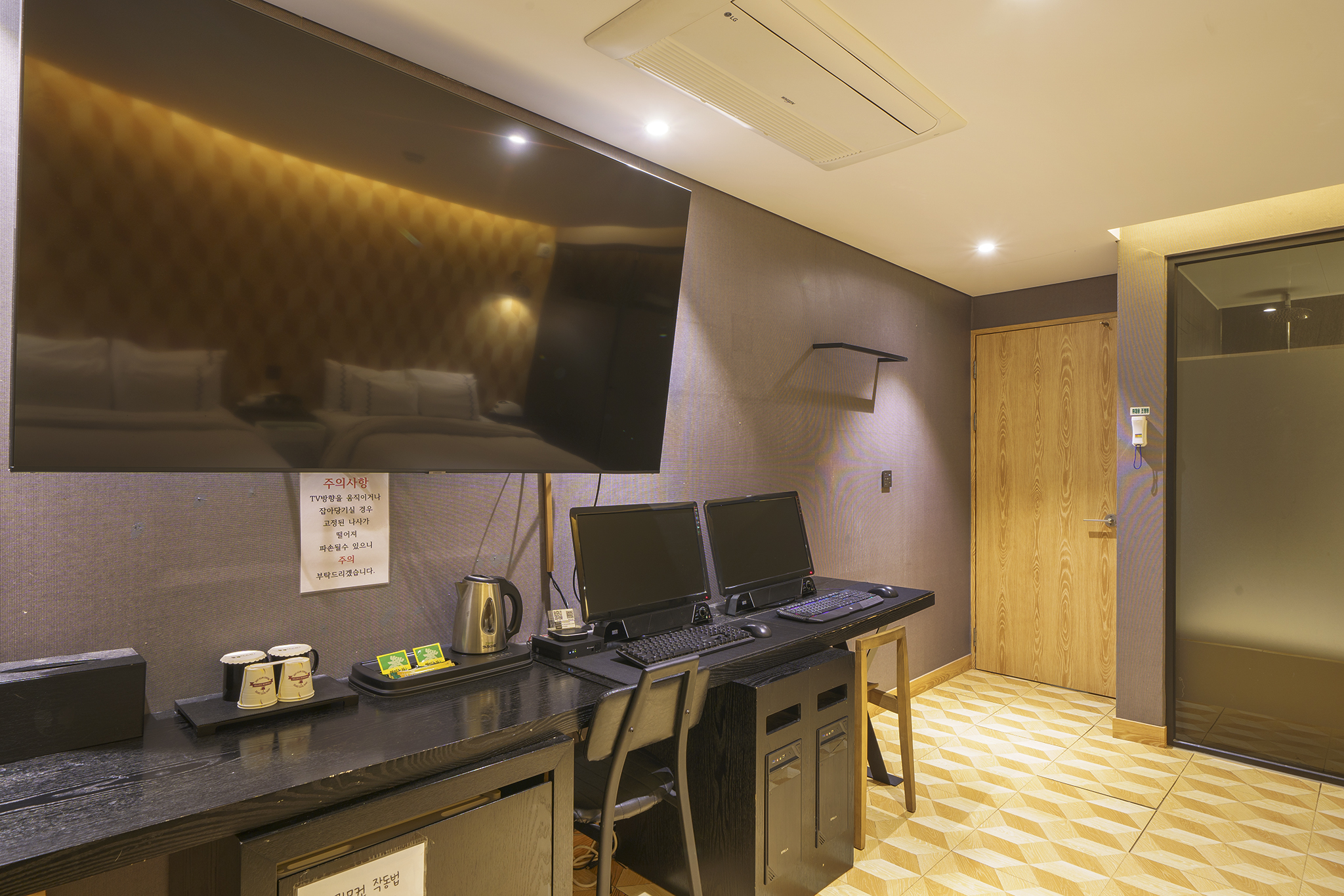 room detail thumbnail 2