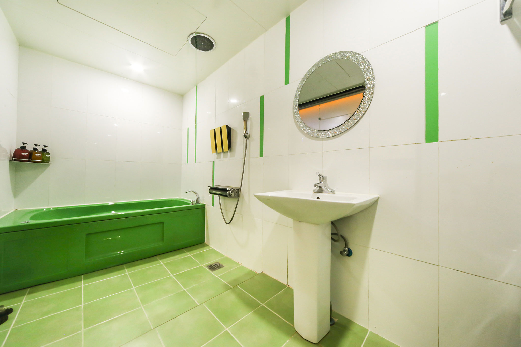 room detail thumbnail 2