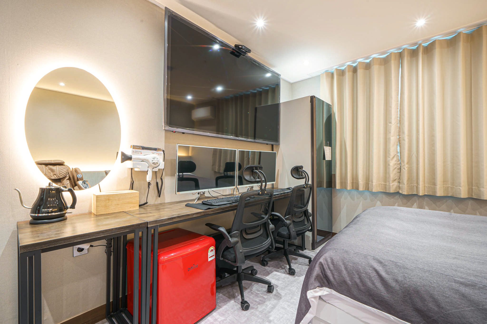 room detail thumbnail 2