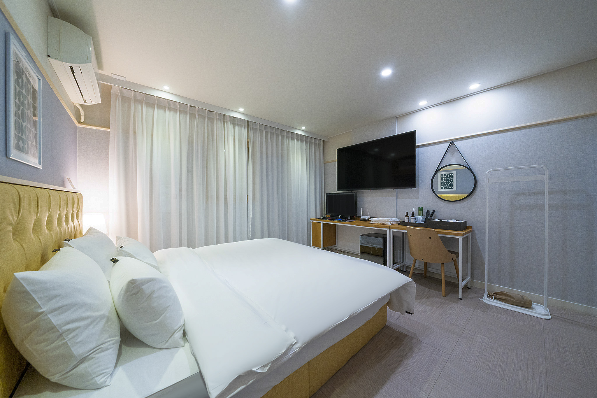 room detail thumbnail 2