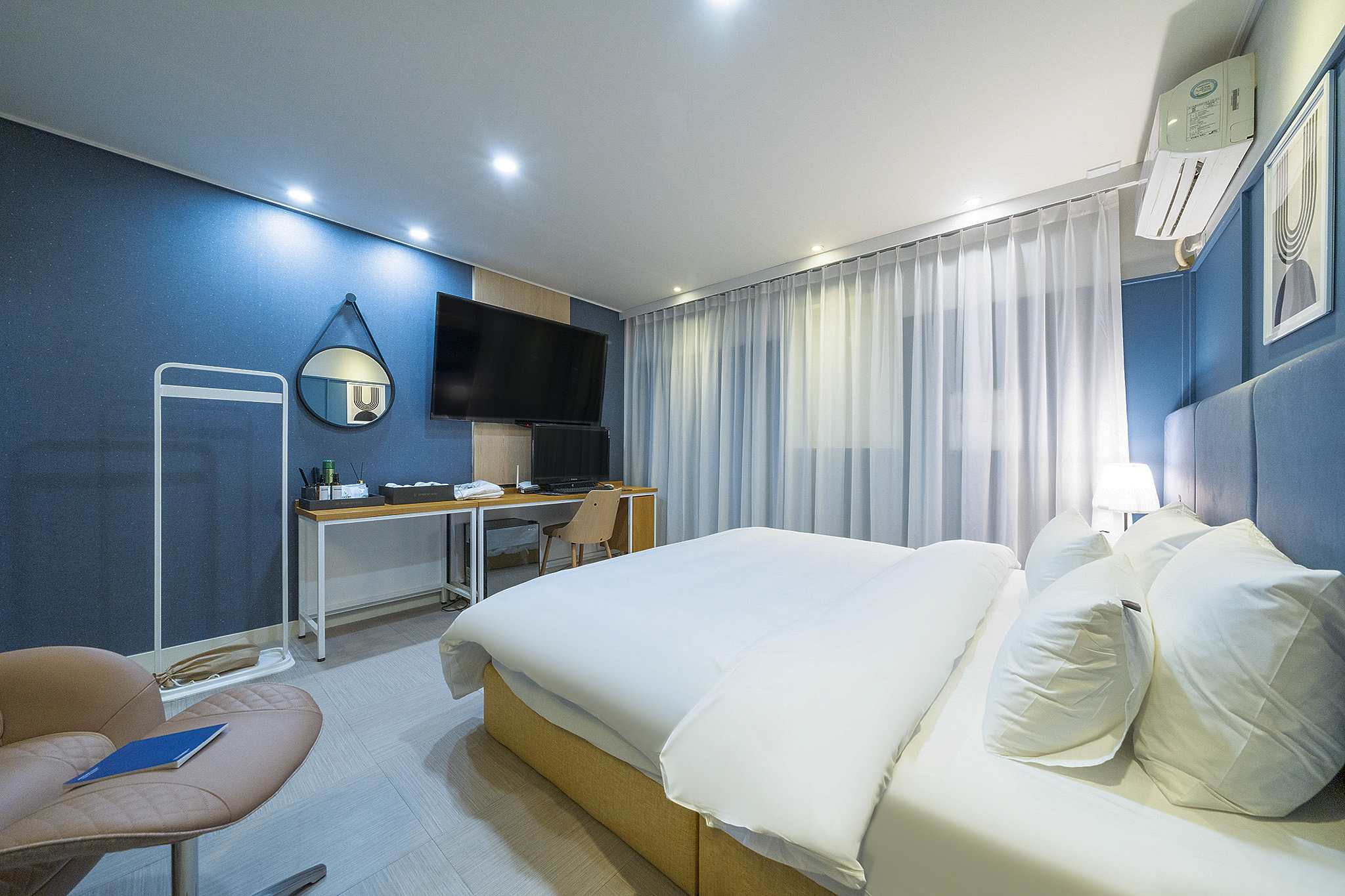 room detail thumbnail 2