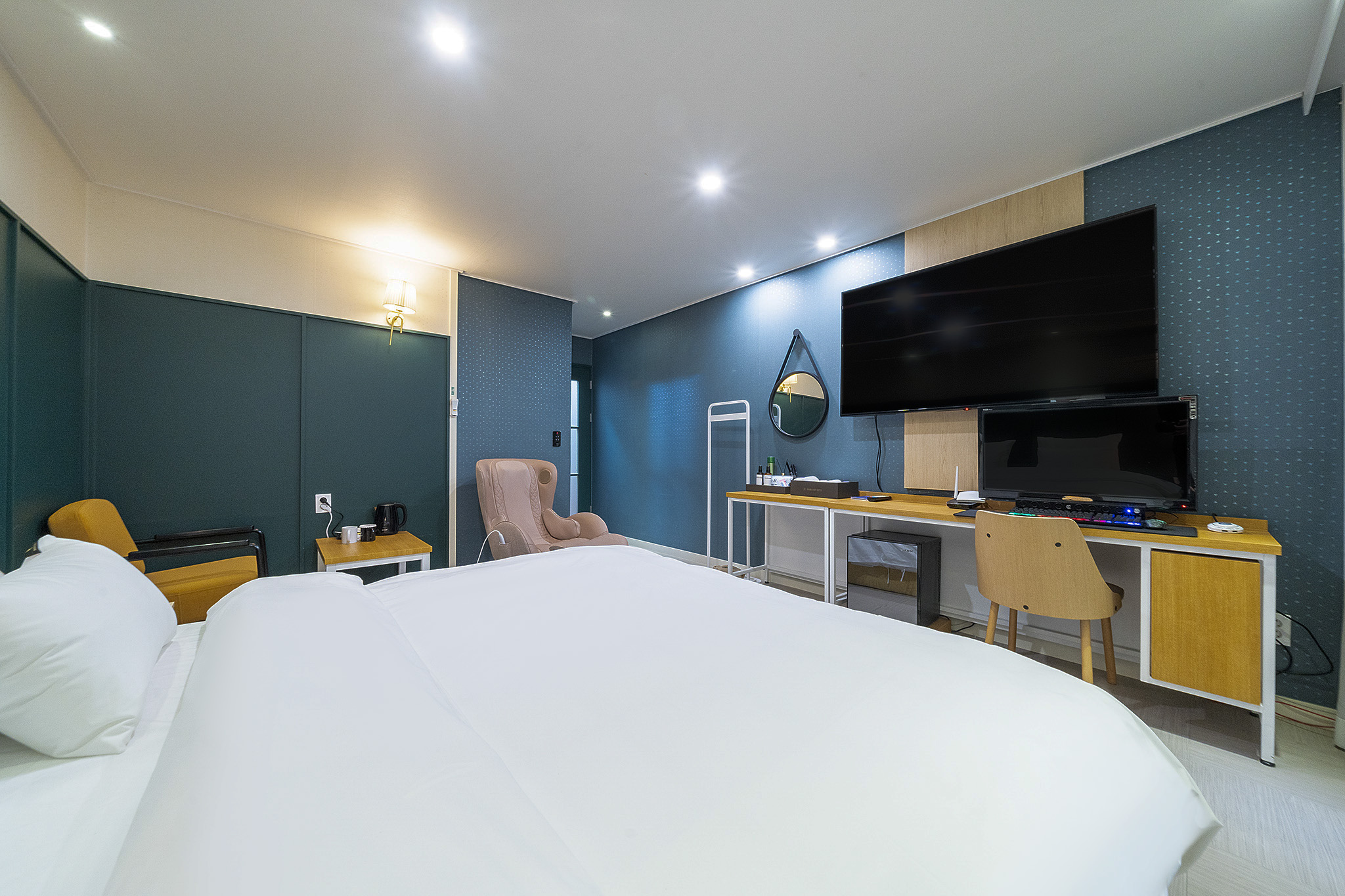 room detail thumbnail 2