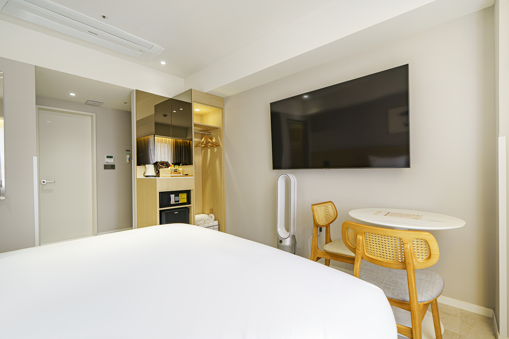 room detail thumbnail 2