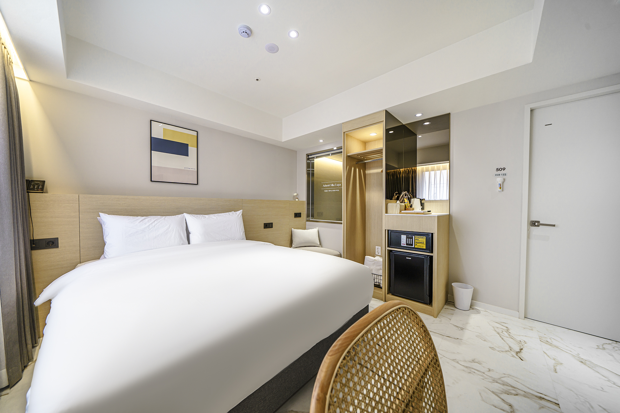 room detail thumbnail 2