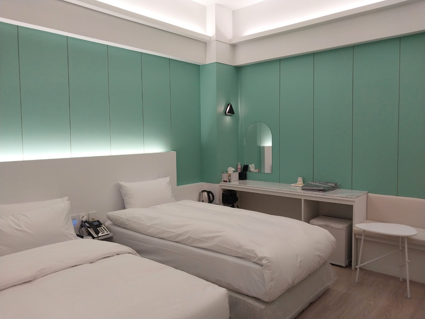 room detail thumbnail 2