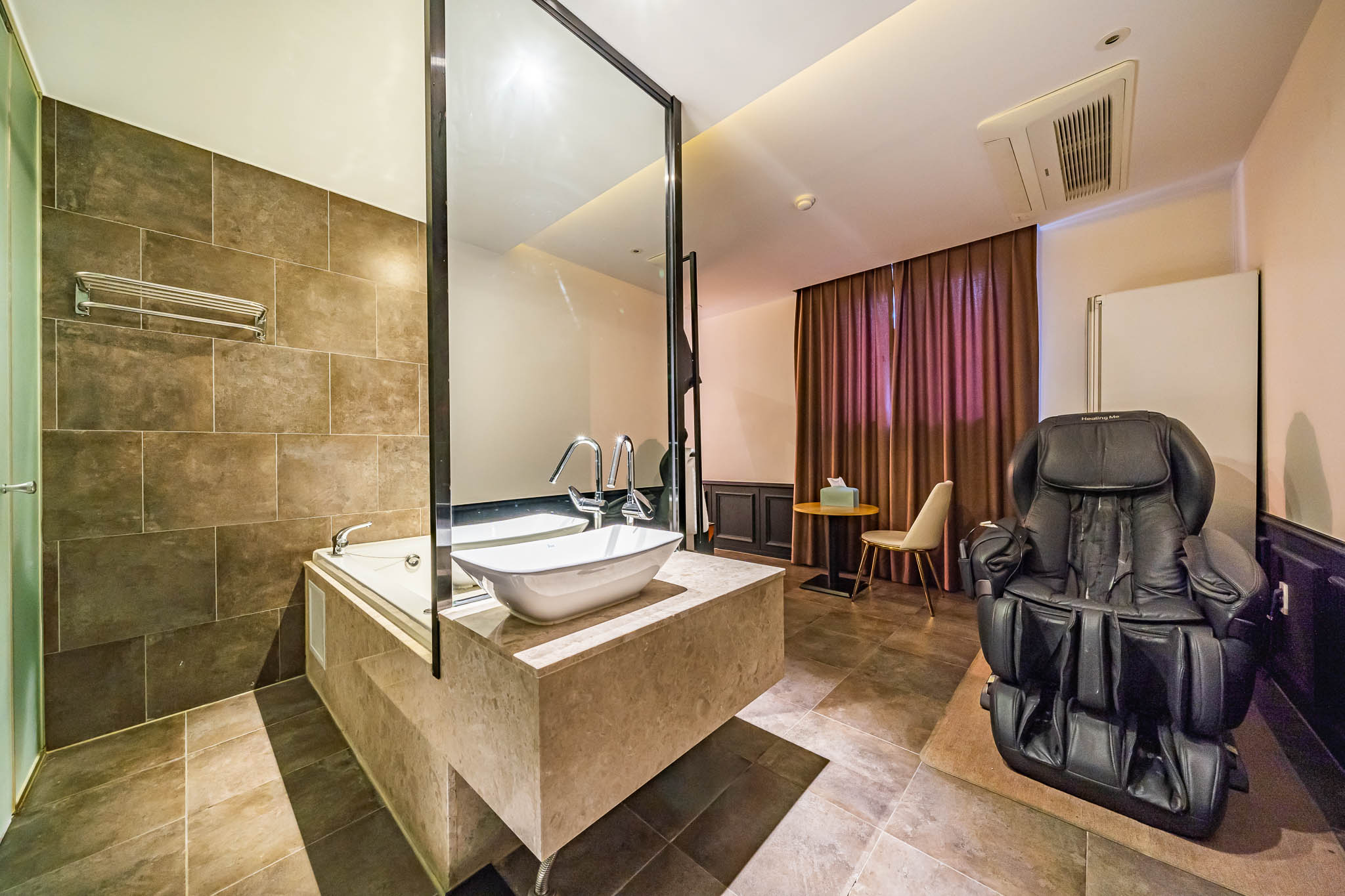 room detail thumbnail 0