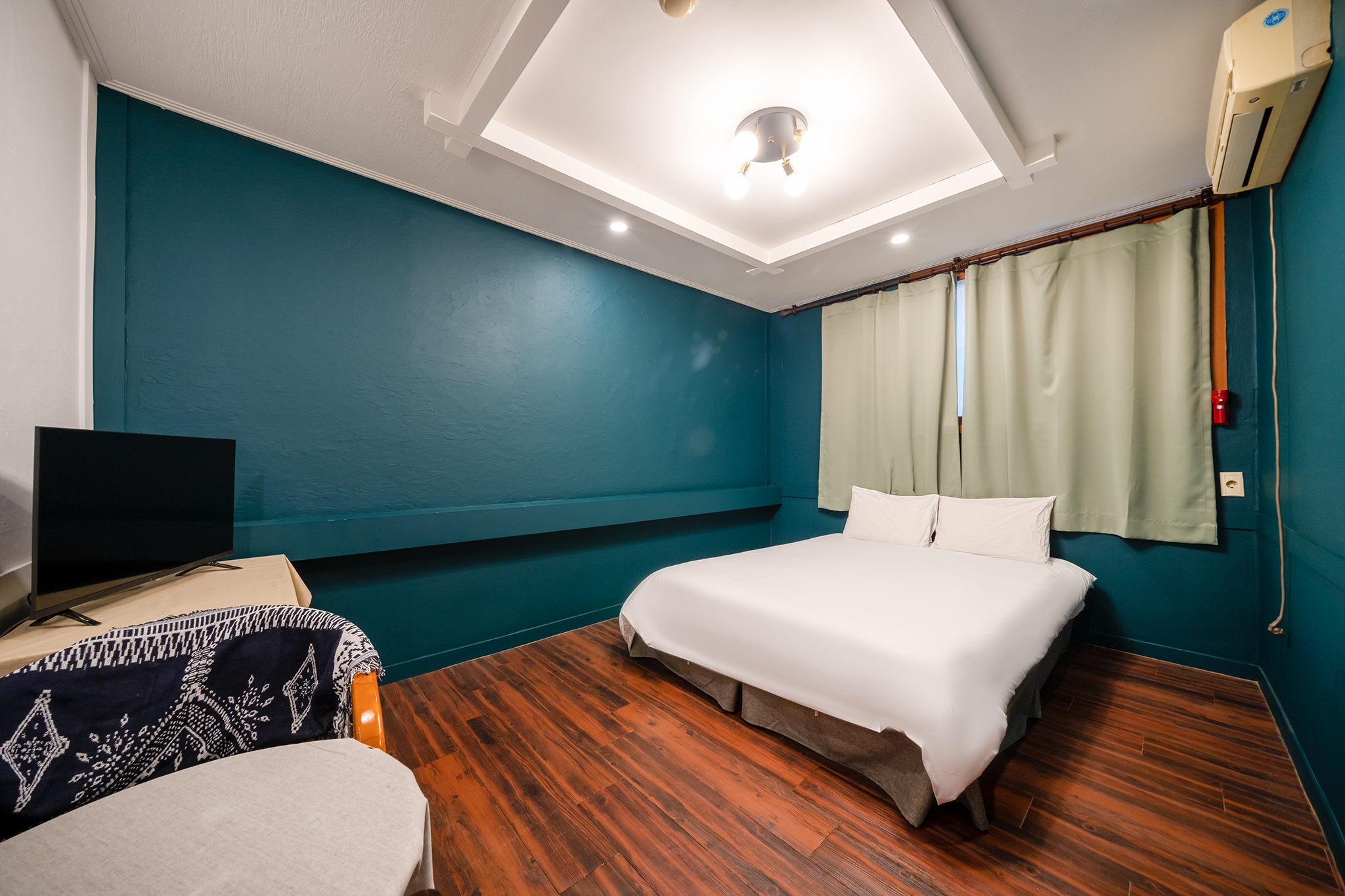 room detail thumbnail 2