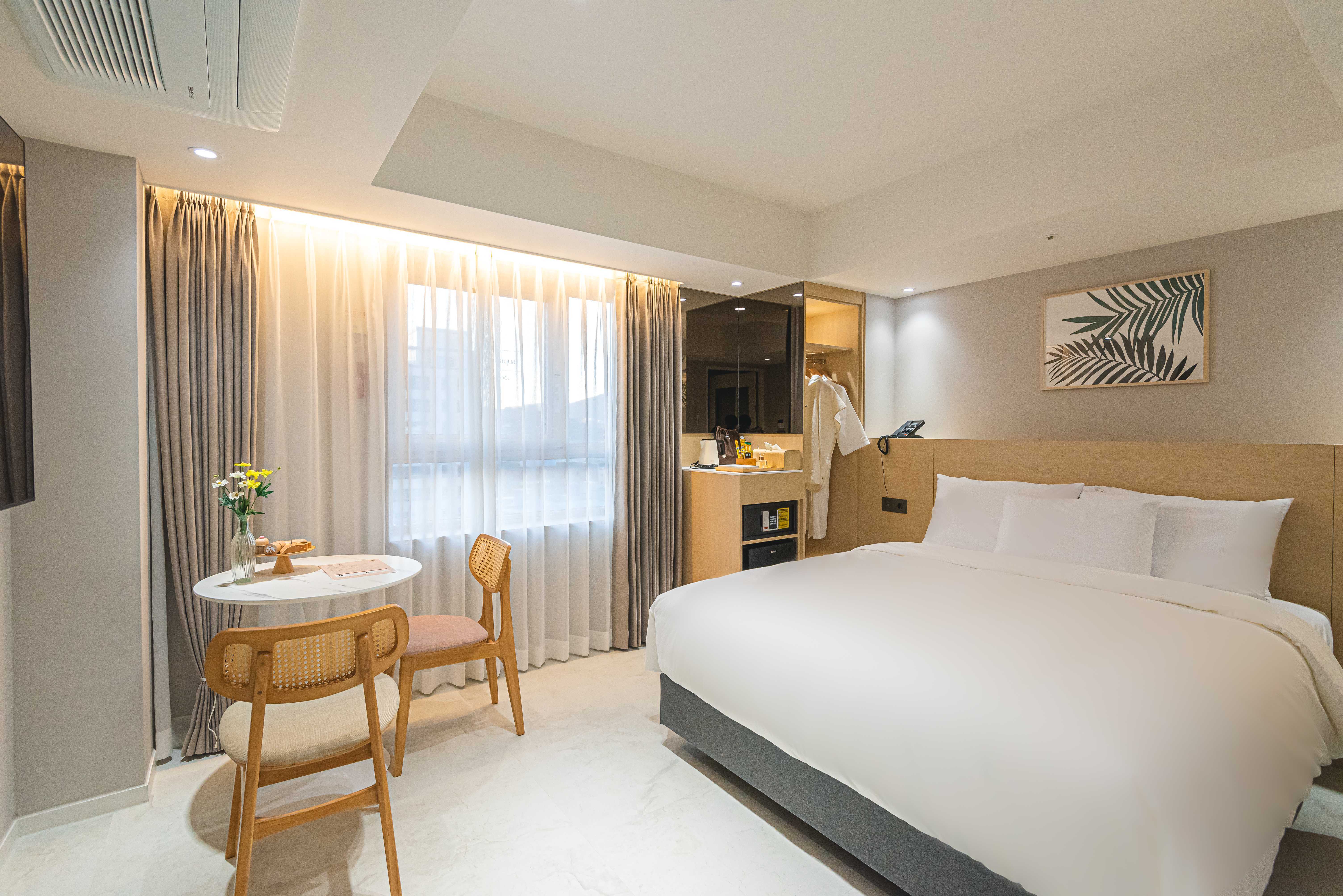 room detail thumbnail 0