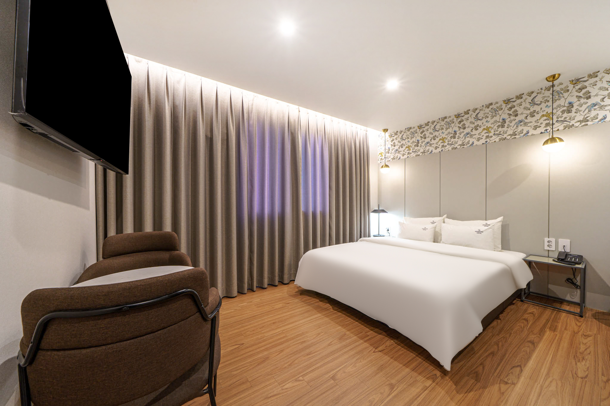 room detail thumbnail 2