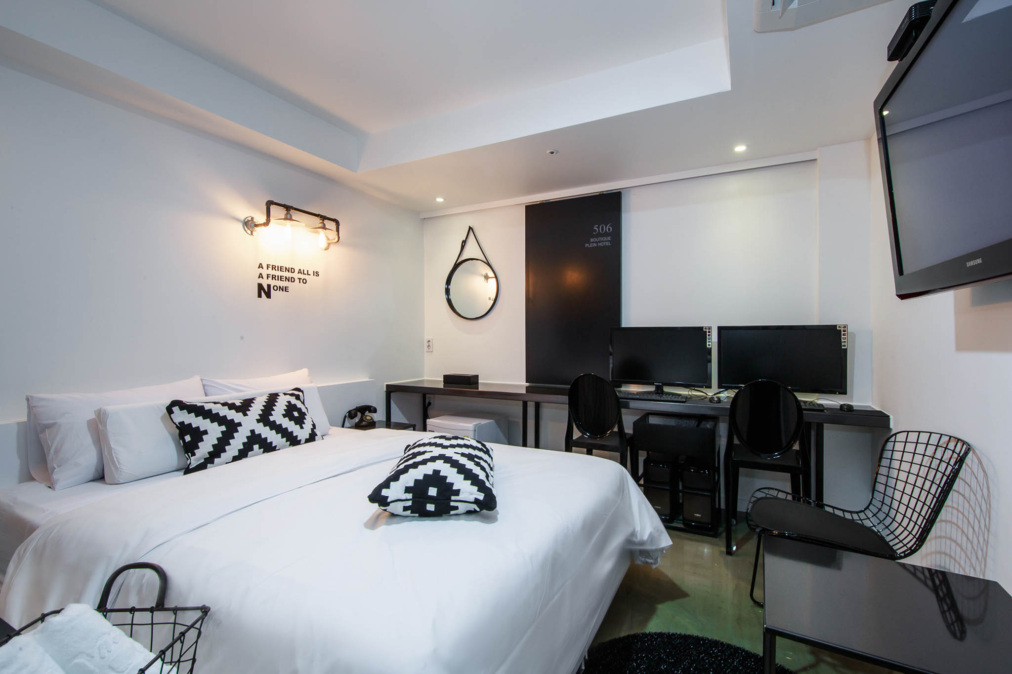 room detail thumbnail 1