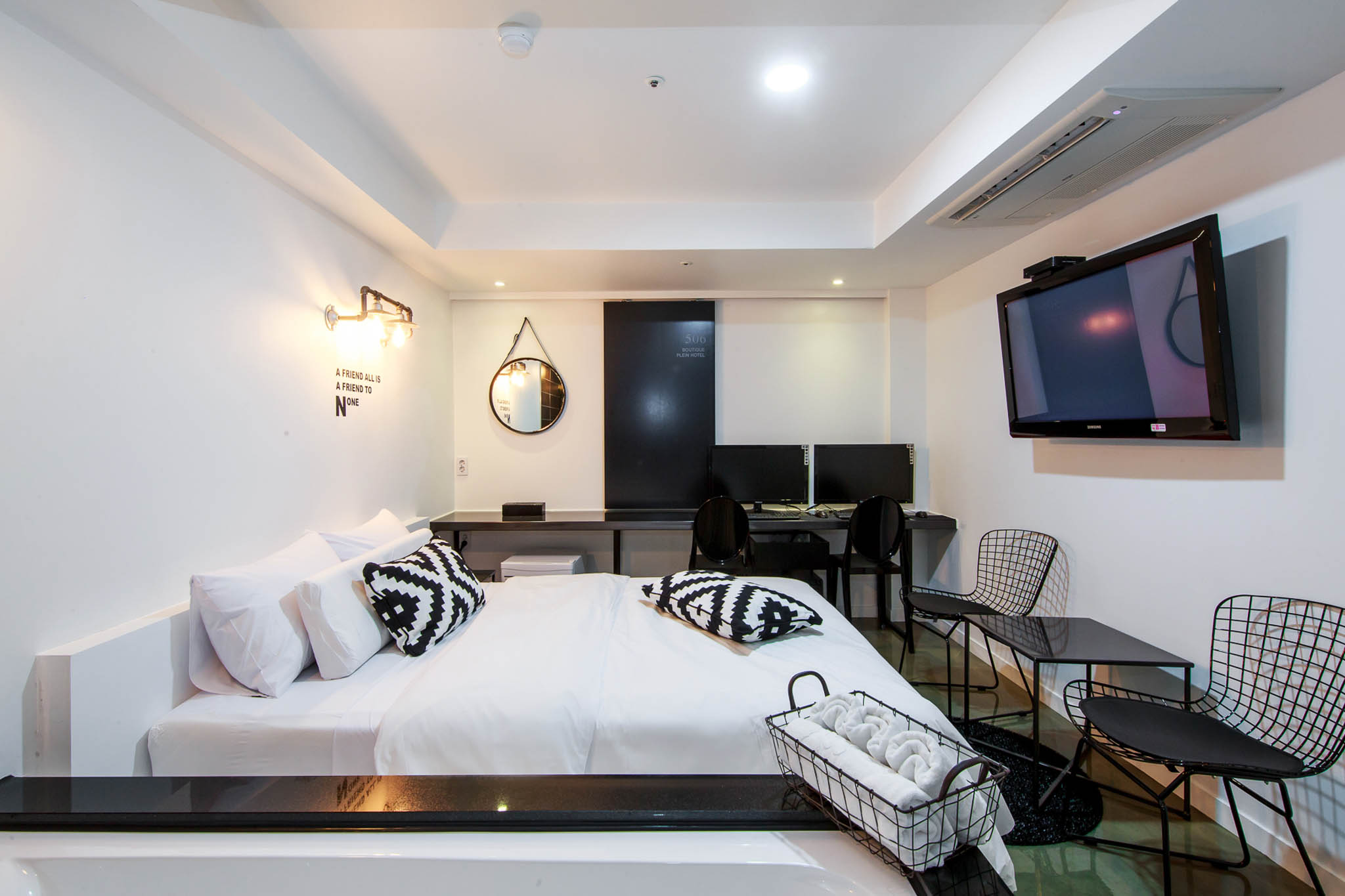 room detail thumbnail 2