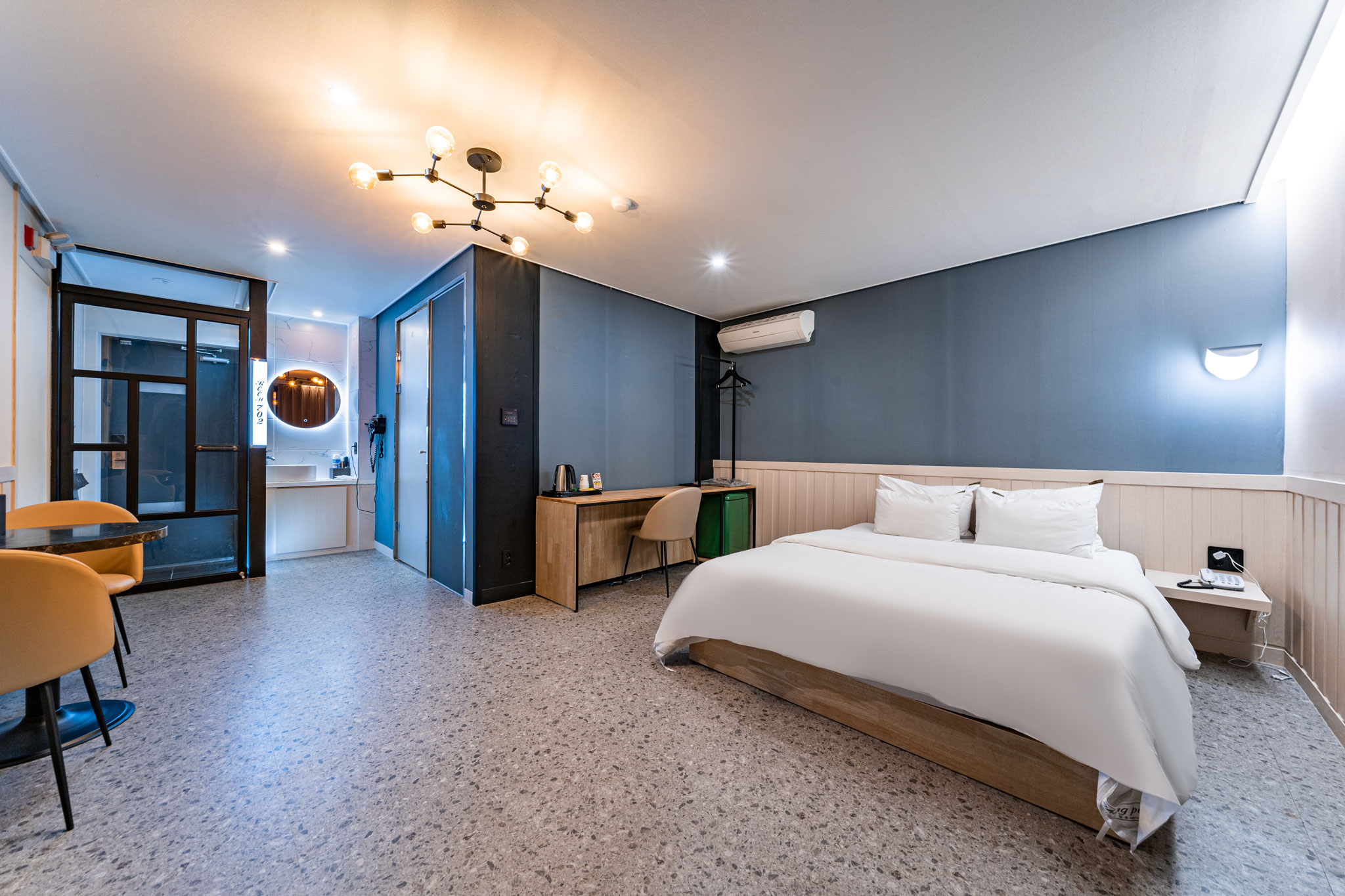 room detail thumbnail 1