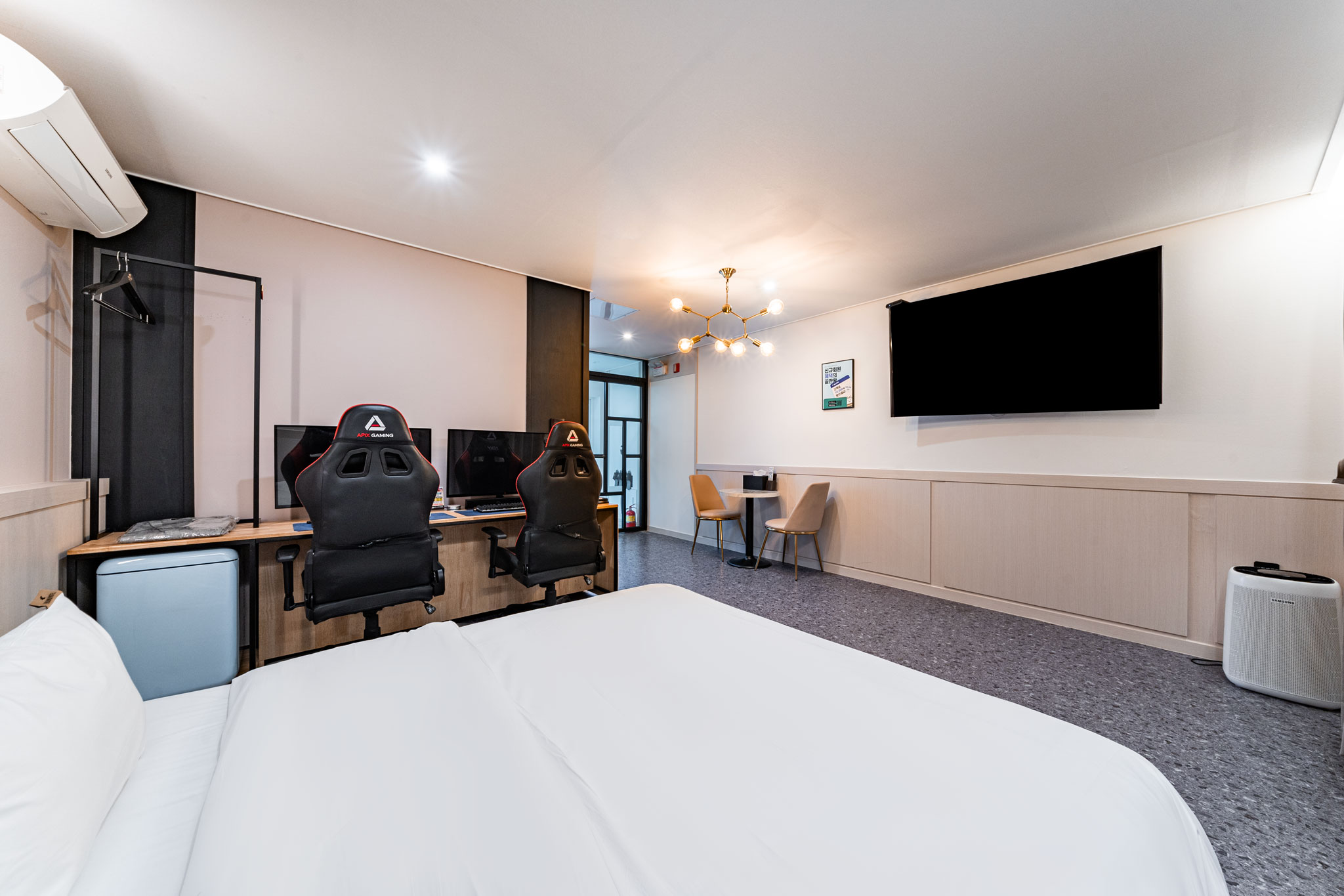 room detail thumbnail 2