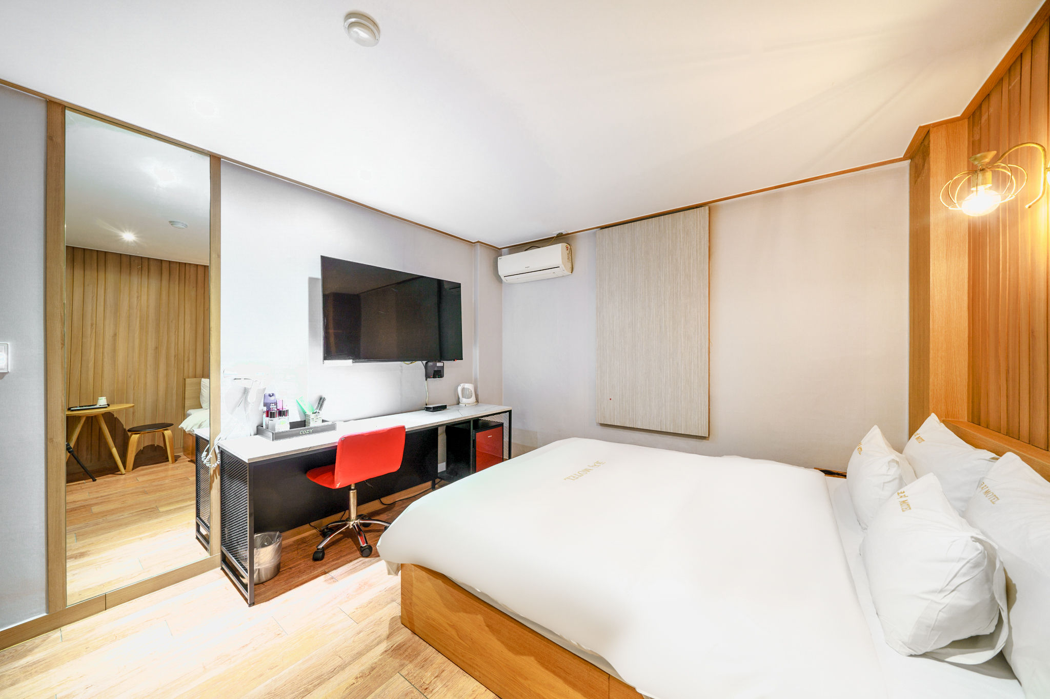 room detail thumbnail 1